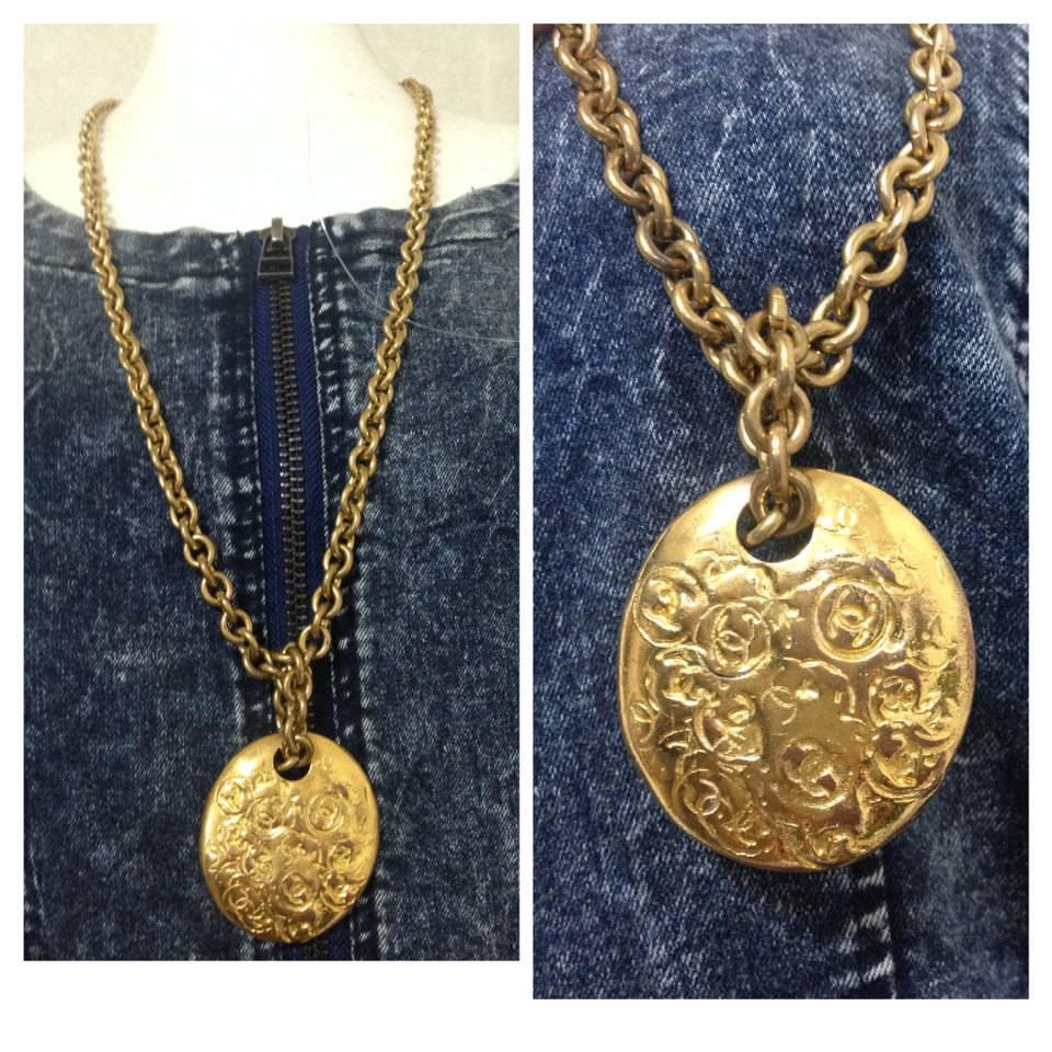 Vintage CHANEL gold tone long chain necklace with a round coin, medal cc top For Sale 6