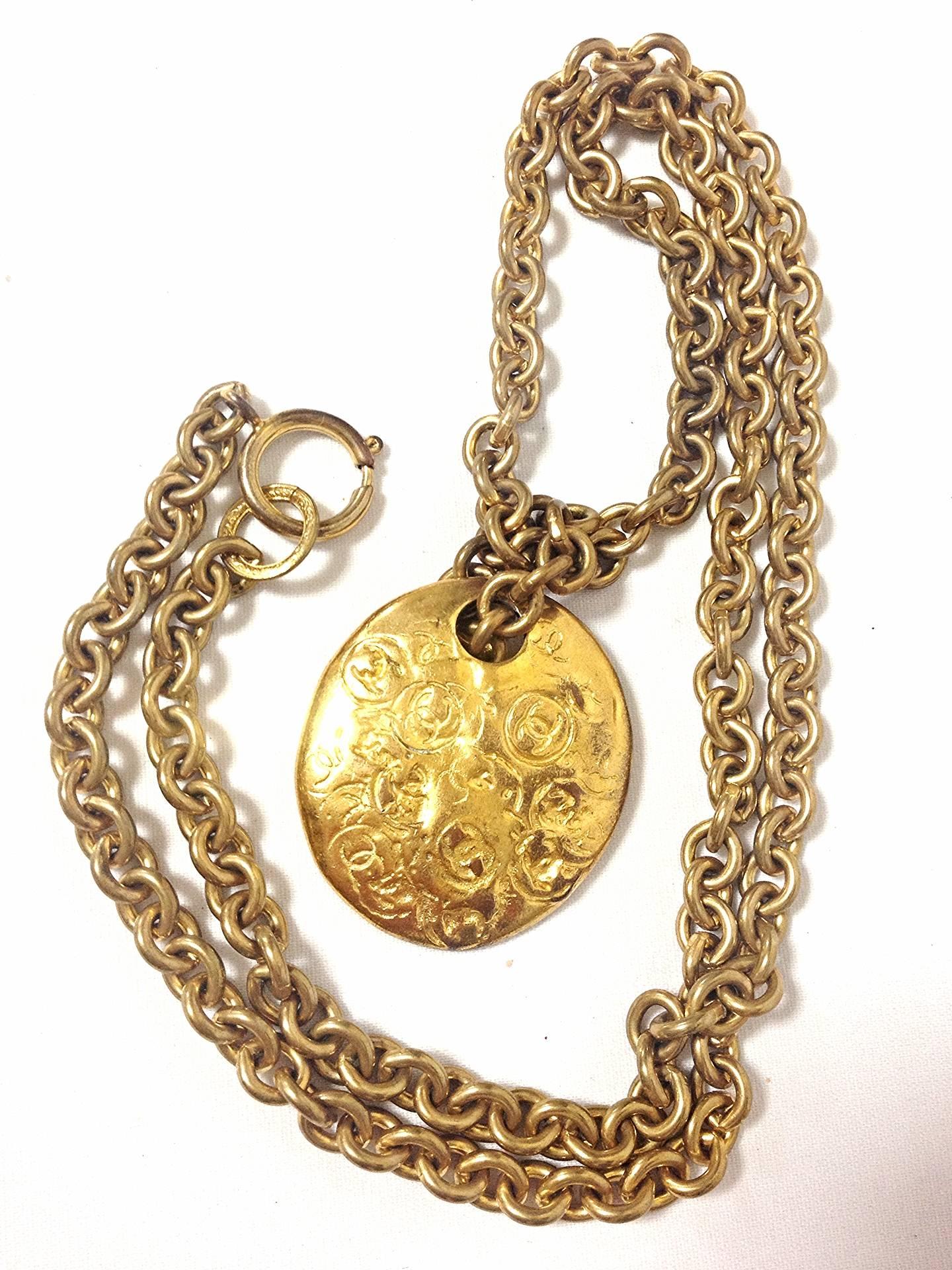 Vintage CHANEL gold tone long chain necklace with a round coin, medal cc top In Fair Condition For Sale In Kashiwa, Chiba