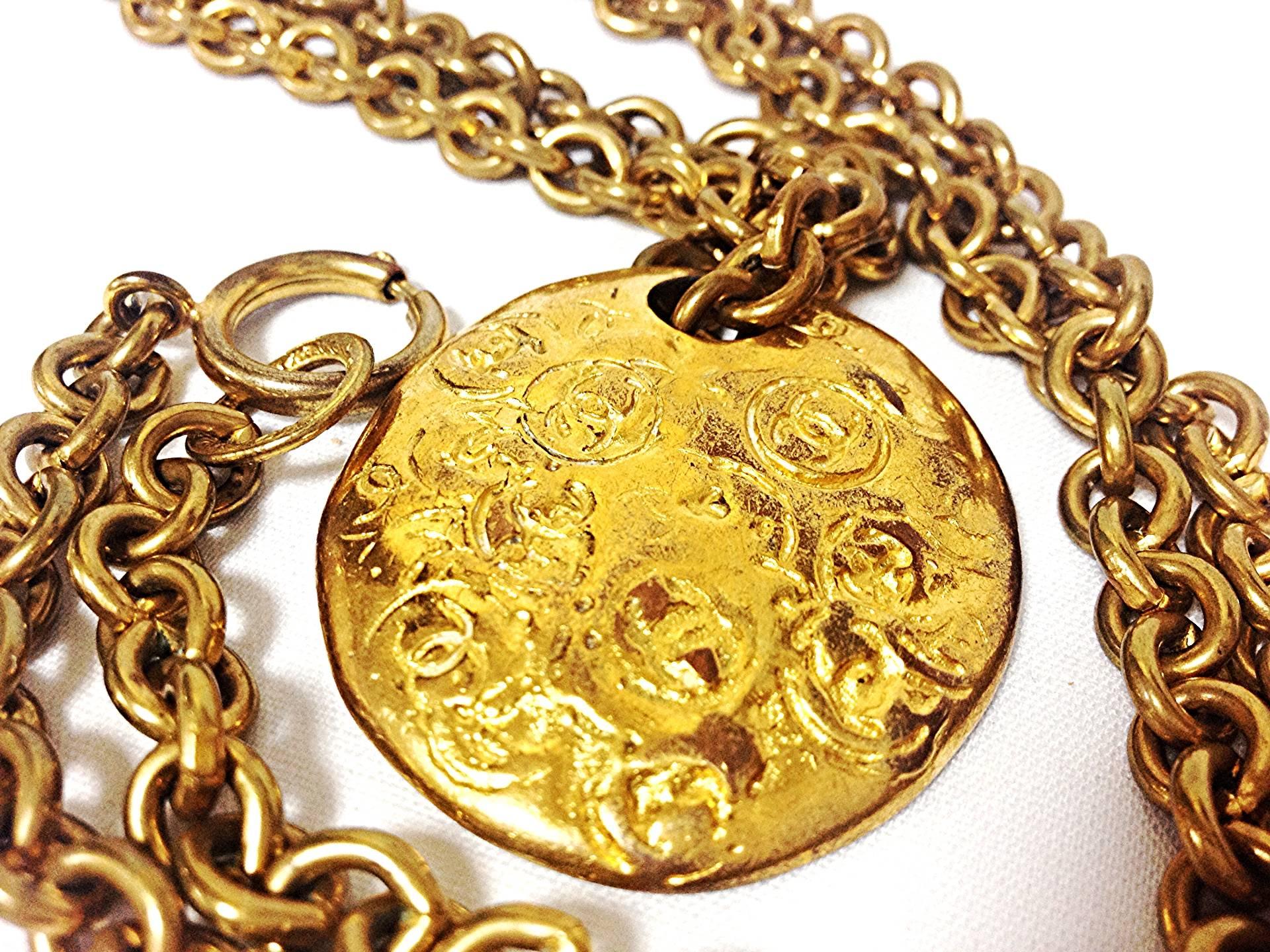 Vintage CHANEL gold tone long chain necklace with a round coin, medal cc top For Sale 1