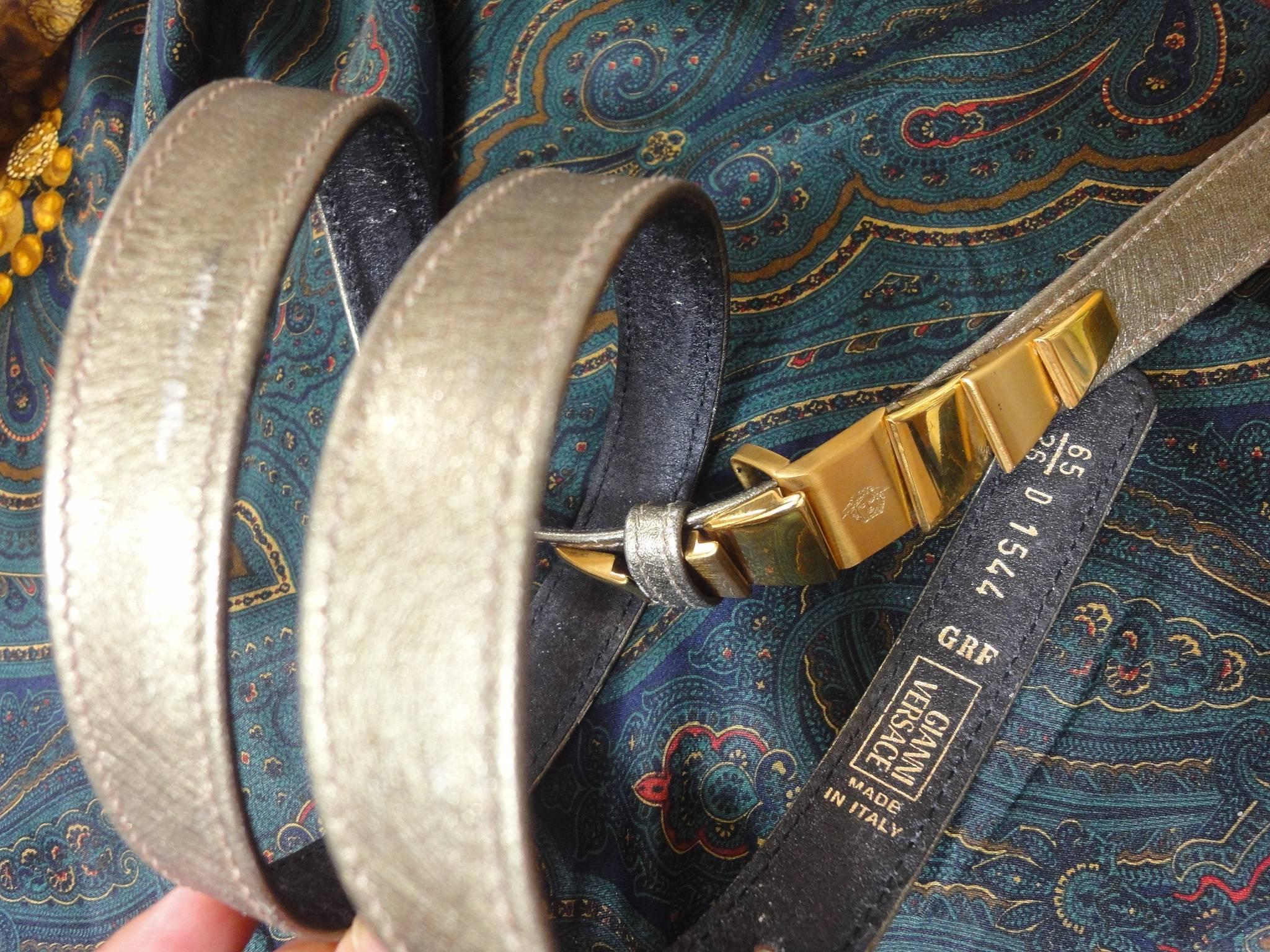 Vintage Gianni Versace skinny gold bronze leather belt with golden hardware  In Good Condition For Sale In Kashiwa, Chiba