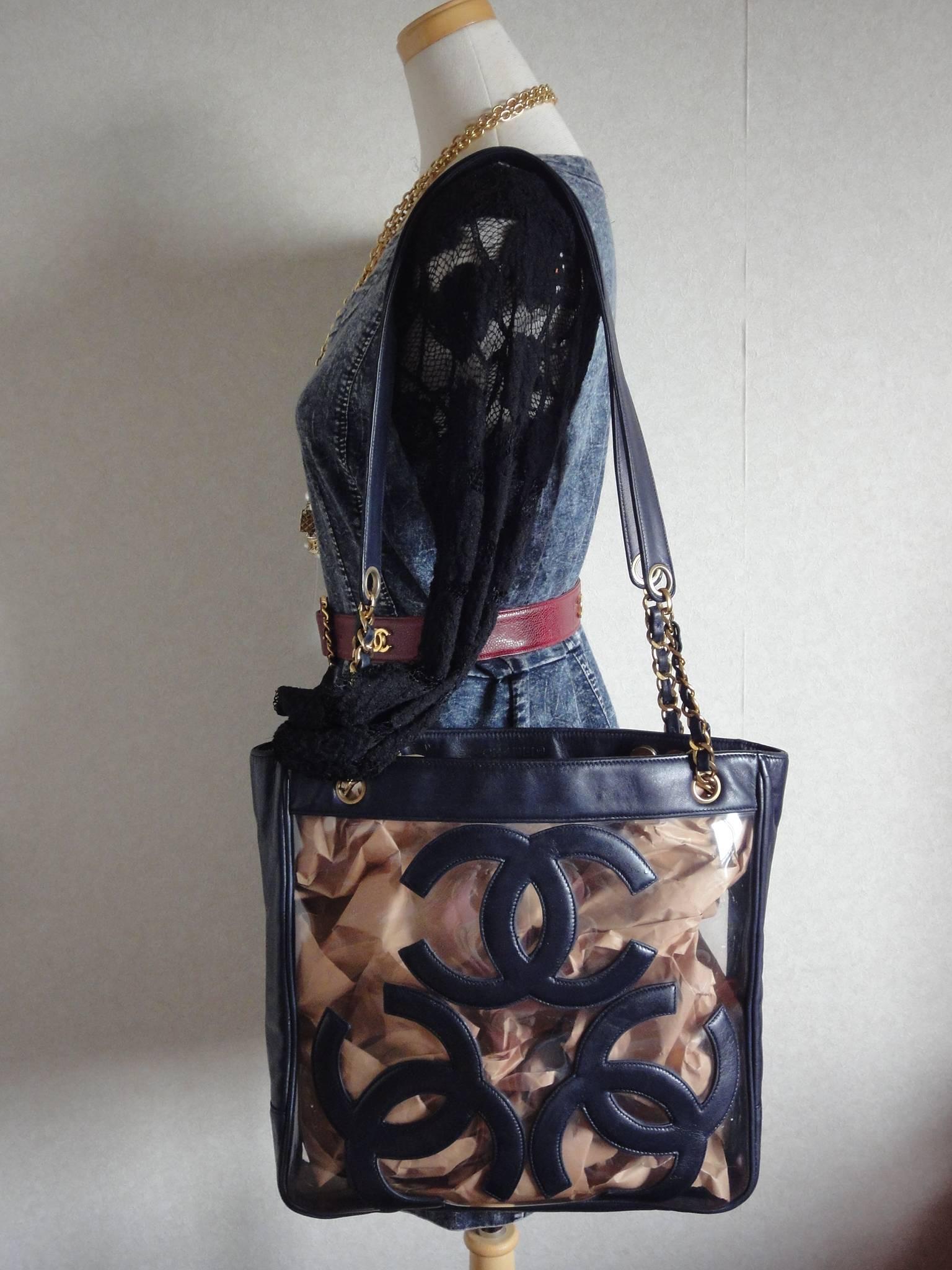 Vintage CHANEL clear vinyl and navy leather combination shoulder purse, tote  For Sale 2