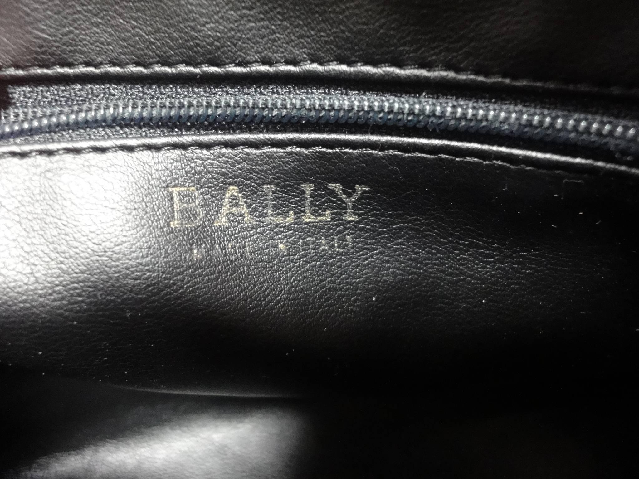 Vintage Bally brown and dark brown intrecciato leather drum style shoulder bag In Good Condition For Sale In Kashiwa, Chiba