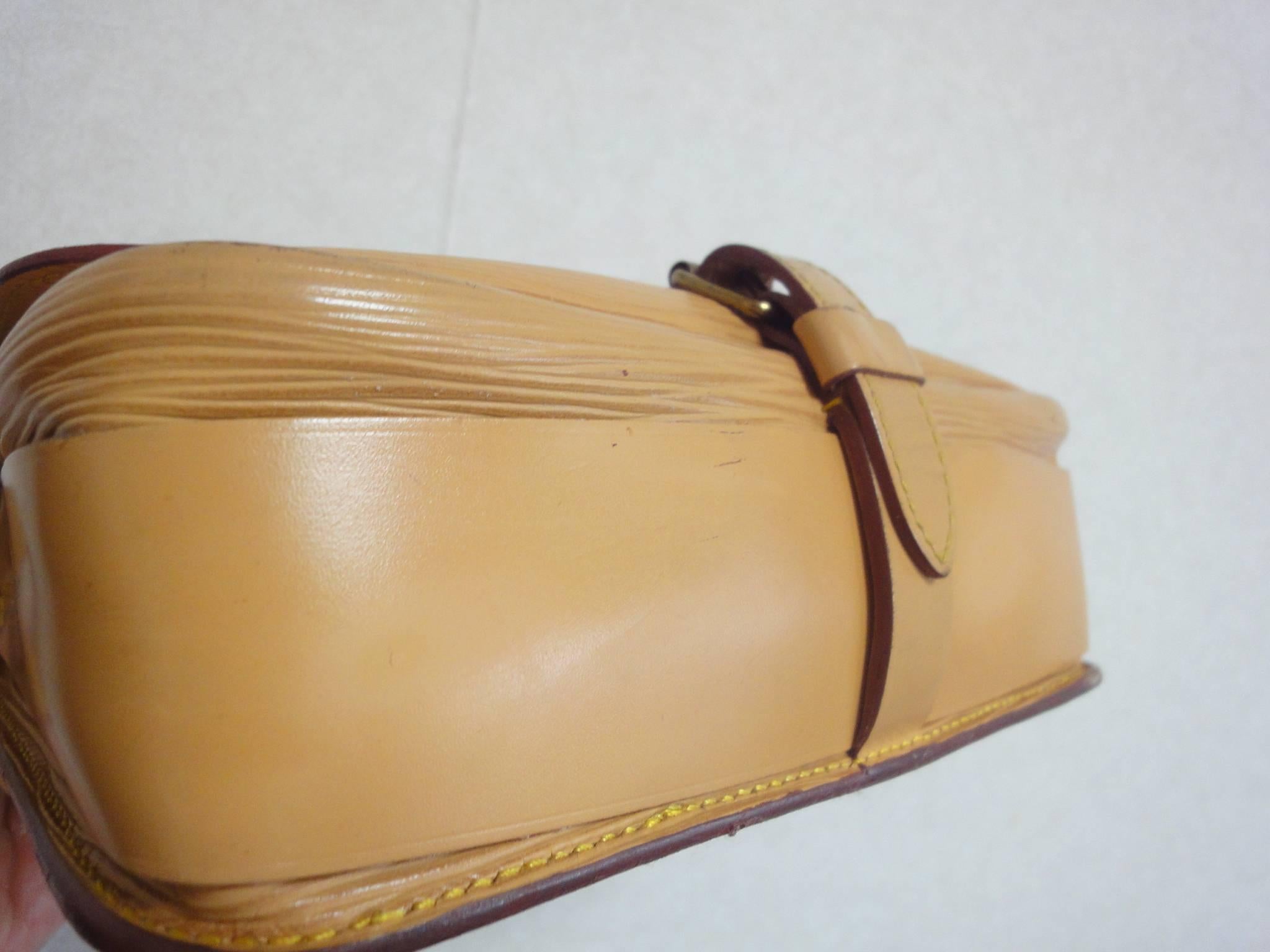 Vintage Louis Vuitton cream beige yellow epi leather, Cartouchiere shoulder bag. In Good Condition In Kashiwa, Chiba