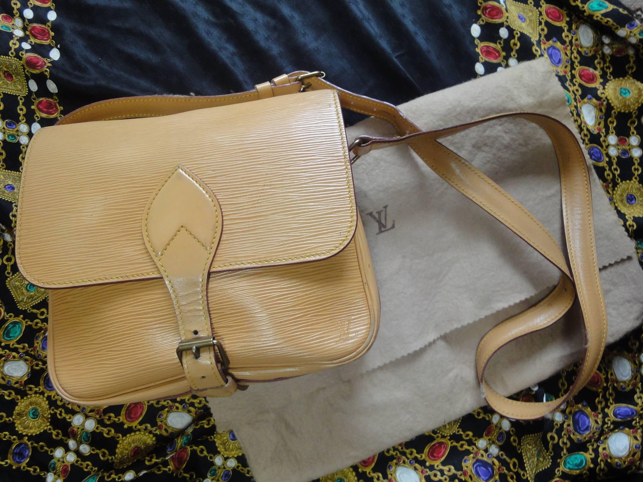 Vintage Louis Vuitton cream beige yellow epi leather, Cartouchiere shoulder bag. 2