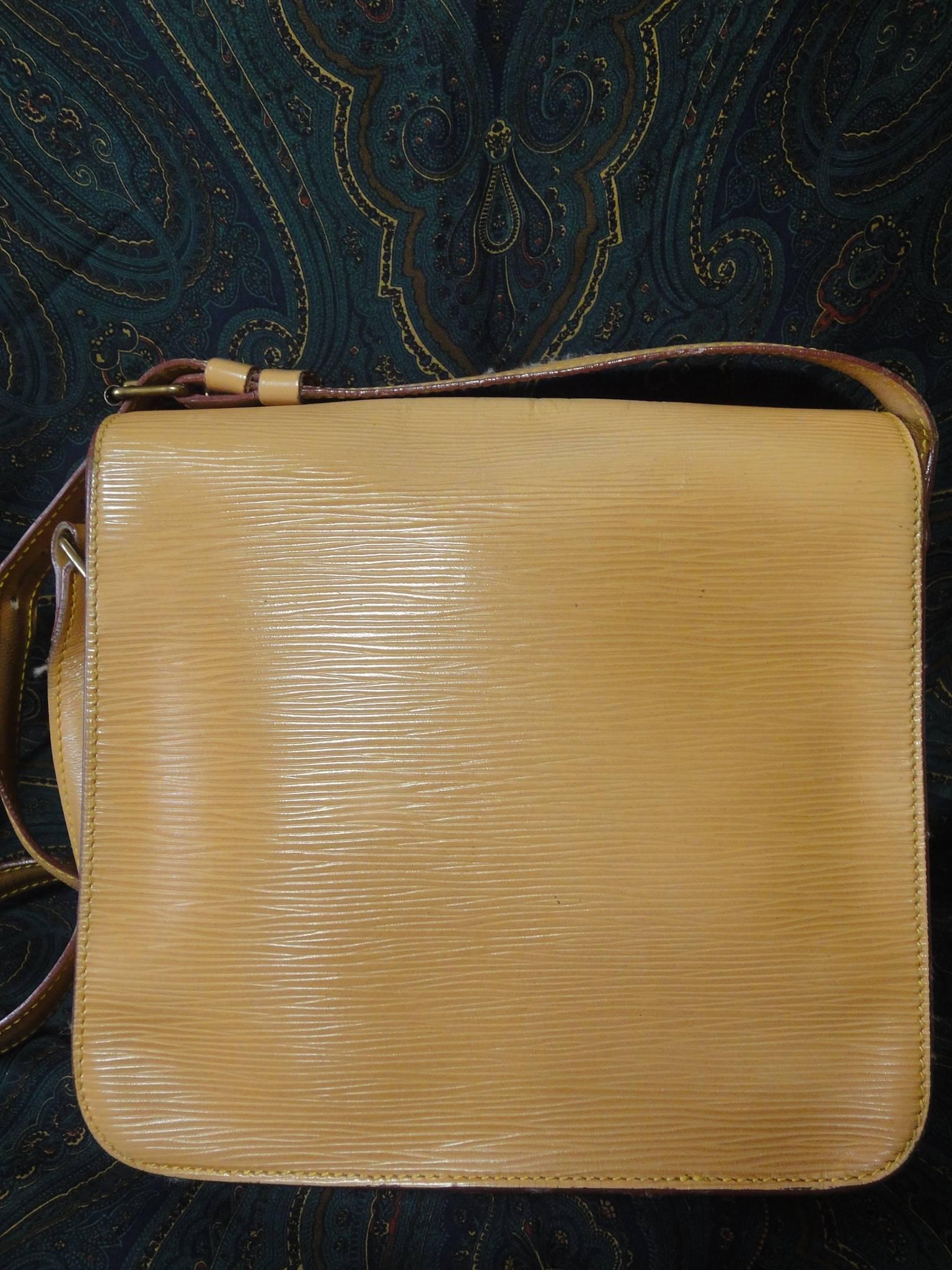 80's Vintage Louis Vuitton cream beige yellow epi square shape shoulder bag, Cartouchiere. Classic lv epi bag for unisex

This is one of the most popular Louis Vuitton epi series, Cartouchiere. 
Perfect Louis Vuitton vintage bag for unisex and