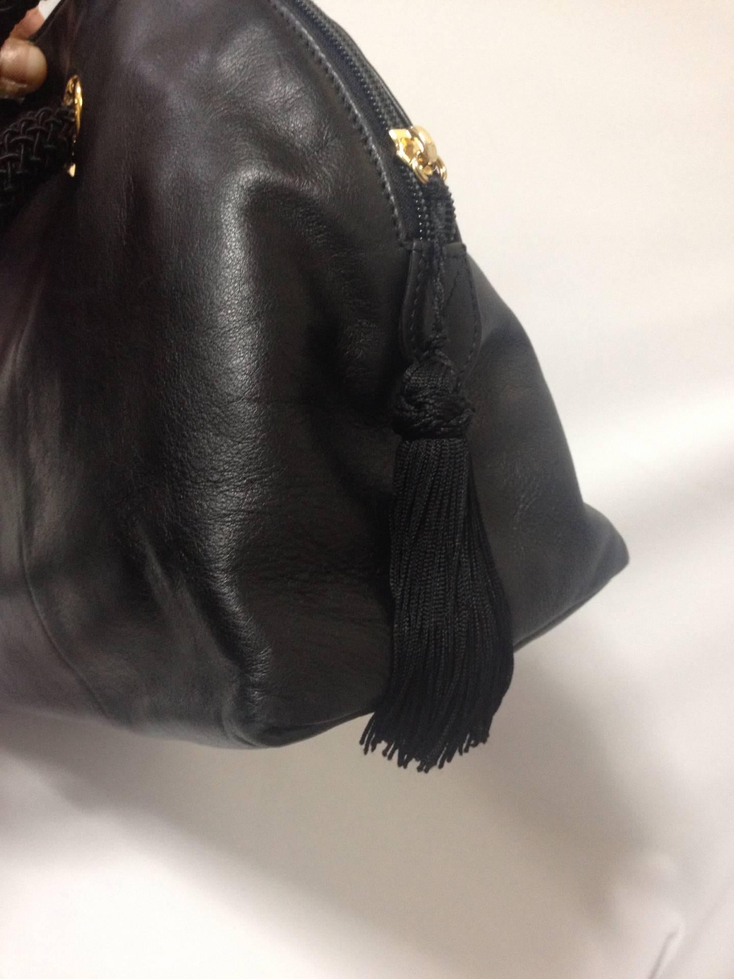 Vintage VALENTINO sac black nappa leather bolide style bag with a large V logo In Good Condition In Kashiwa, Chiba