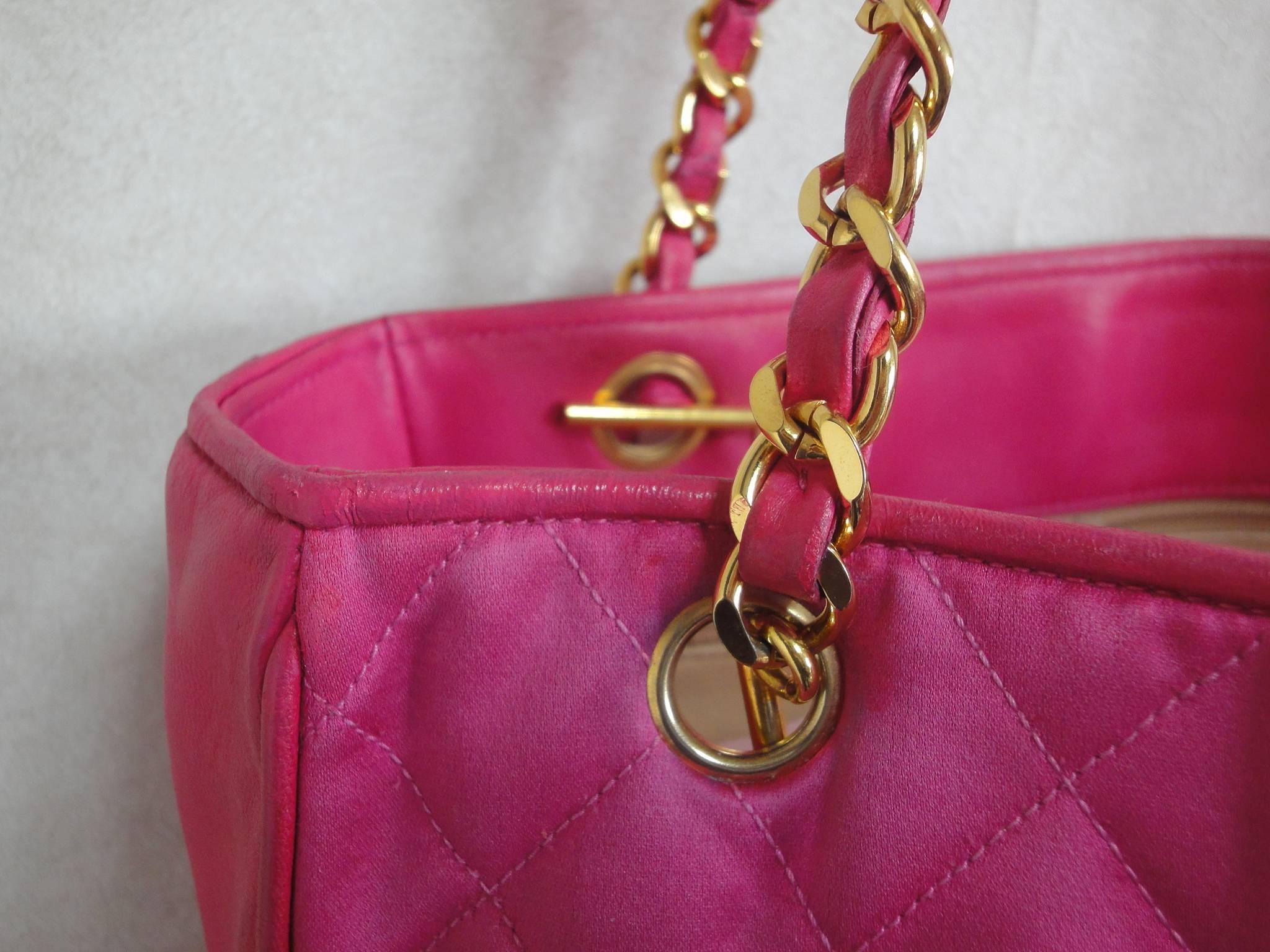 Vintage CHANEL bright pink shoulder tote bag with quilted satin and leather In Good Condition In Kashiwa, Chiba