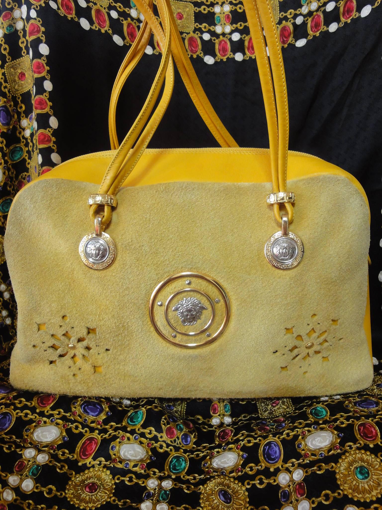 Vintage rare Gianni Versace yellow suede and leather duffle style purse with golden medusa and sunburst charms. Lady Gaga style.

This is a rare vintage duffle style purse in yellow suede and smooth genuine leather combi from GIANNI VERSACE.