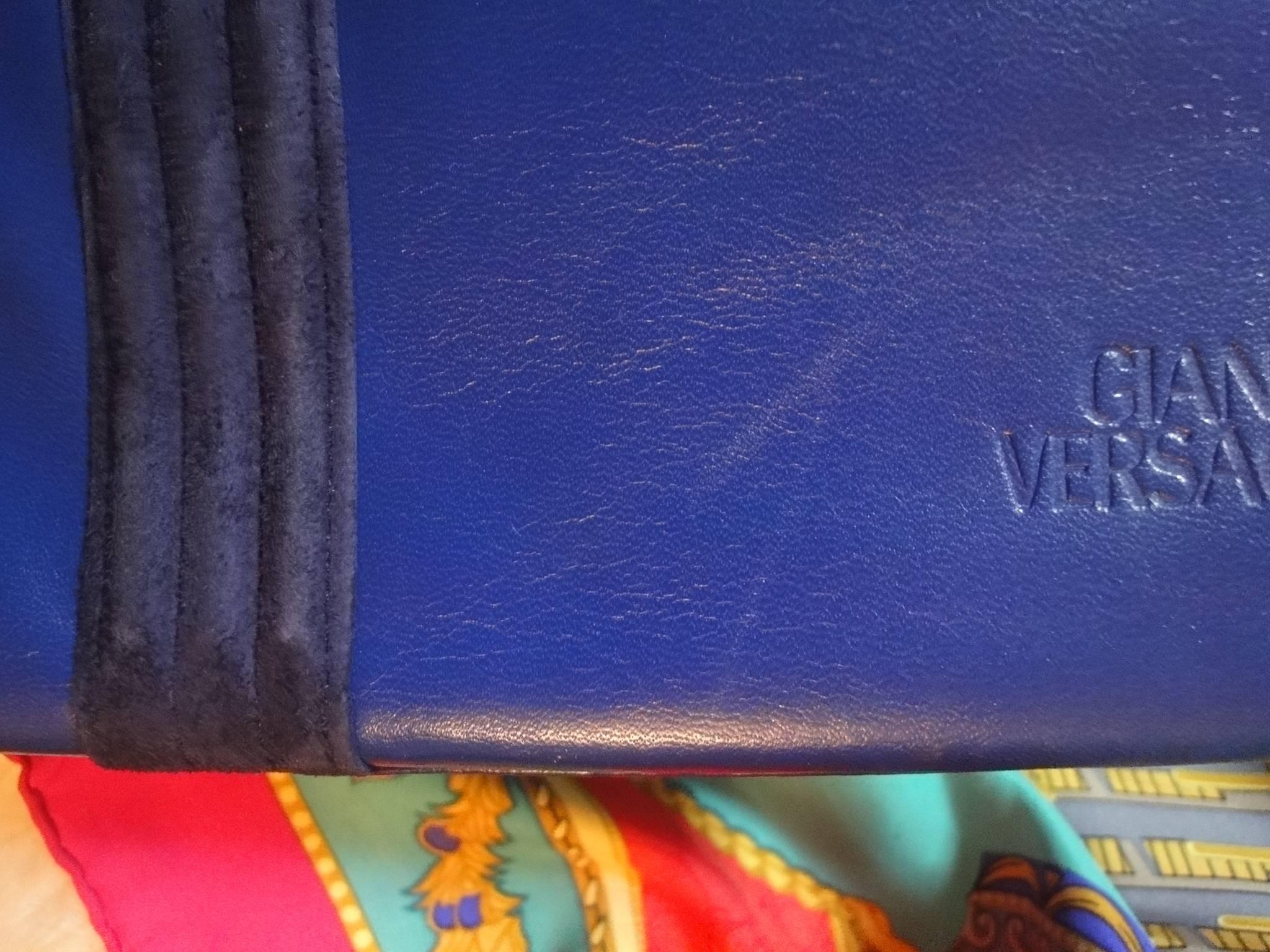 Vintage Gianni Versace blue smooth and suede leather handbag purse with a bow.  In Good Condition In Kashiwa, Chiba