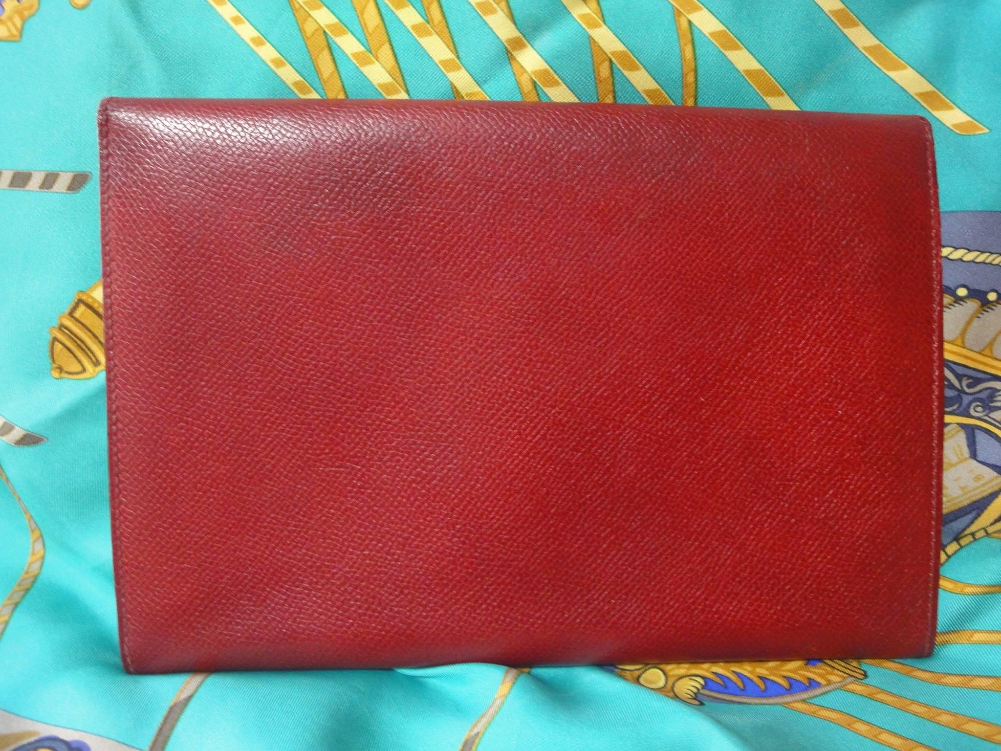 80s vintage HERMES brick red leather clutch pouch. 

Classic and sophisticated style for unisex.
This is a vintage HERMES leather clutch case pouch in brick red color.

Great masterpiece that can be used as a wallet, pouch, clutch bag, cosmetic