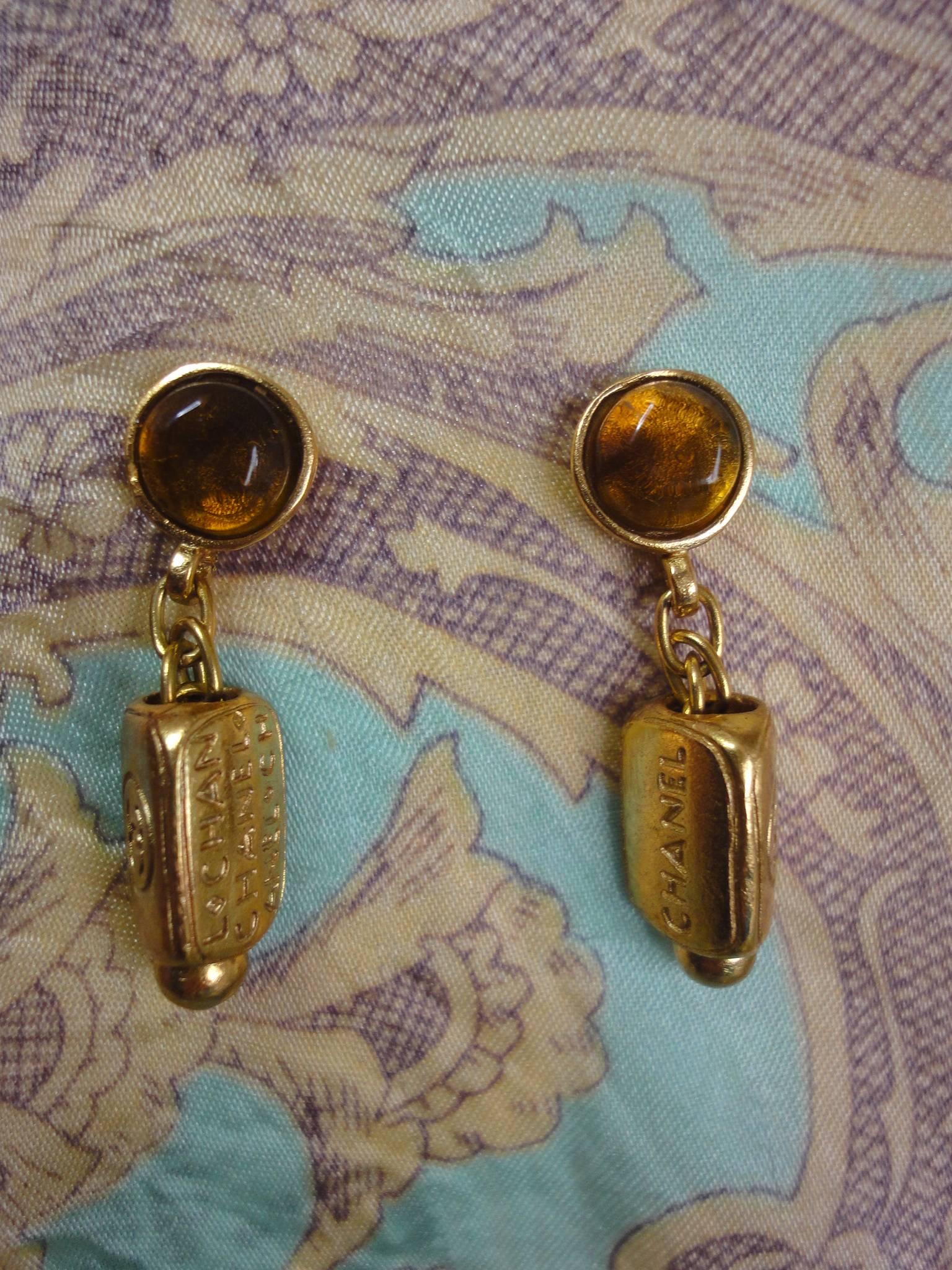 Vintage CHANEL golden dangling stud, pierced earrings with round brown gripoix In Good Condition In Kashiwa, Chiba