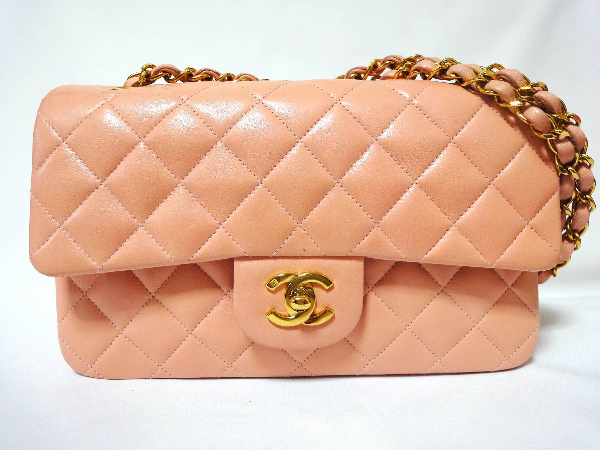 MINT. Vintage CHANEL pink lambskin classic 2.55 double flap shoulder purse with golden chain straps. Rare color. 

Introducing another rare vintage piece, a classic lamb leather 2.55 double flap purse with gold chain strap from Chanel in the 90's.