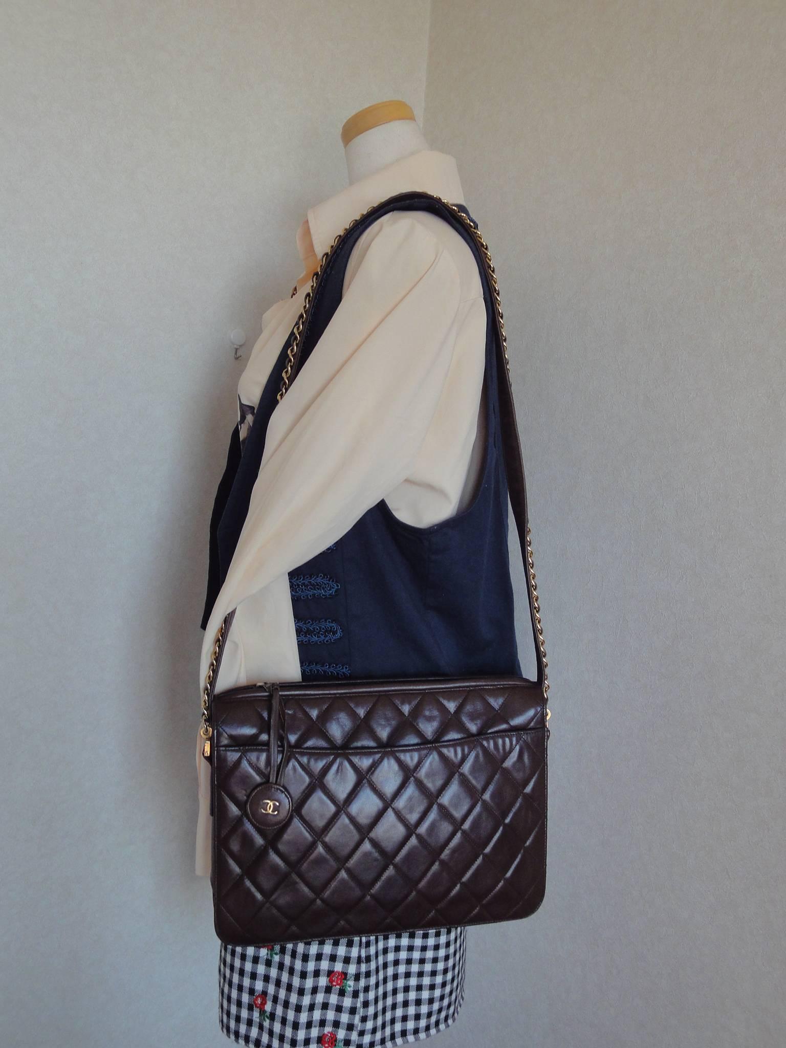 80's vintage Chanel dark brown lambskin shoulder bag with CC motif and chains For Sale 4