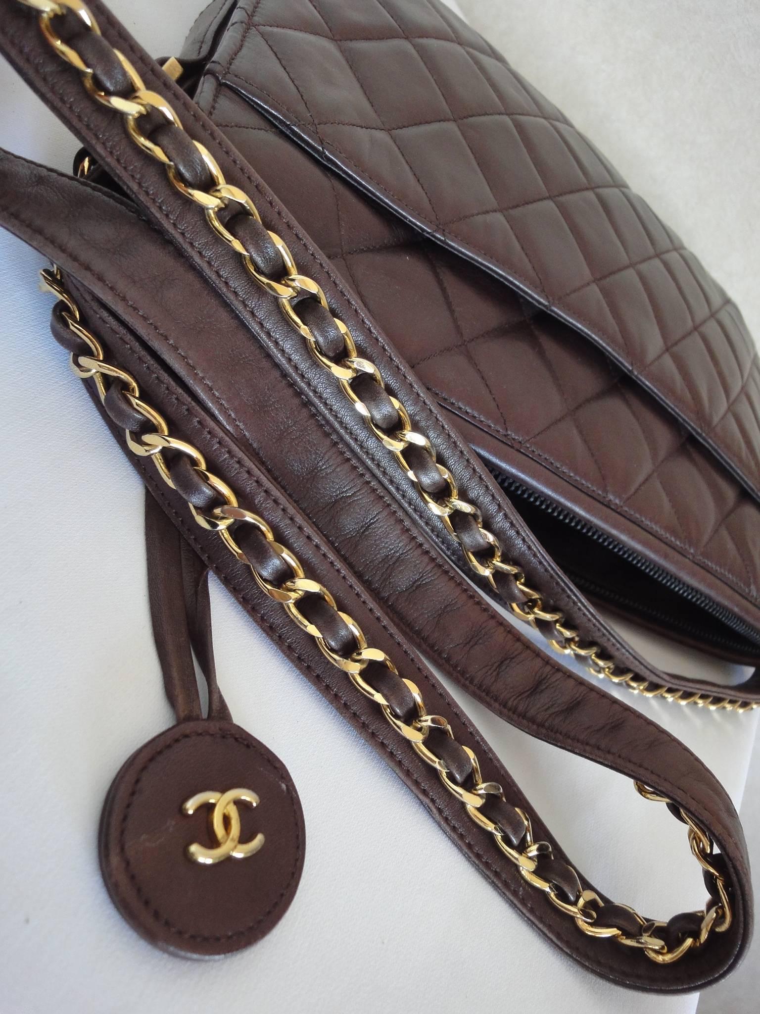 Women's 80's vintage Chanel dark brown lambskin shoulder bag with CC motif and chains For Sale
