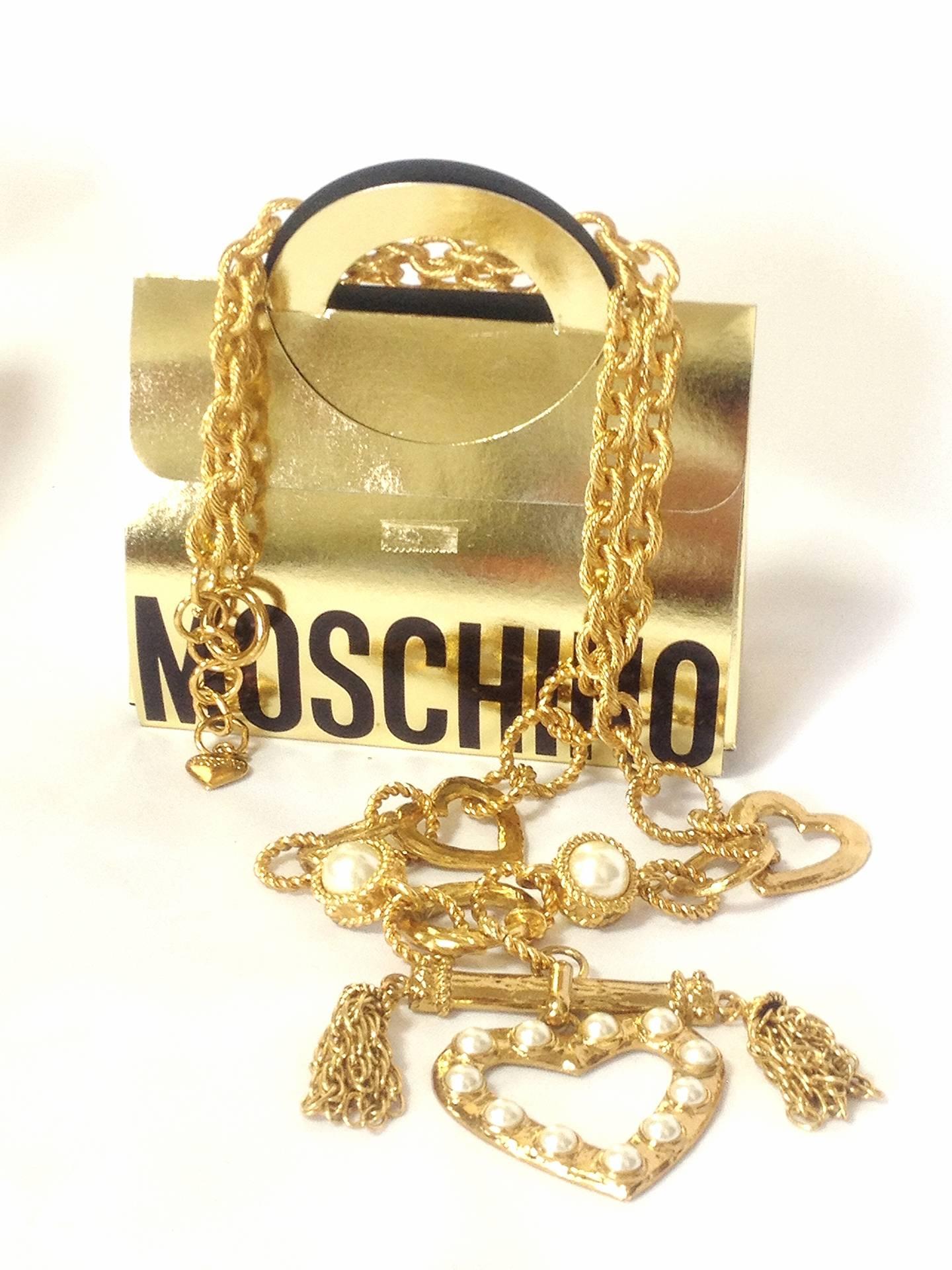 MINT. Vintage Moschino thick chain statement necklace with large heart charm For Sale 1