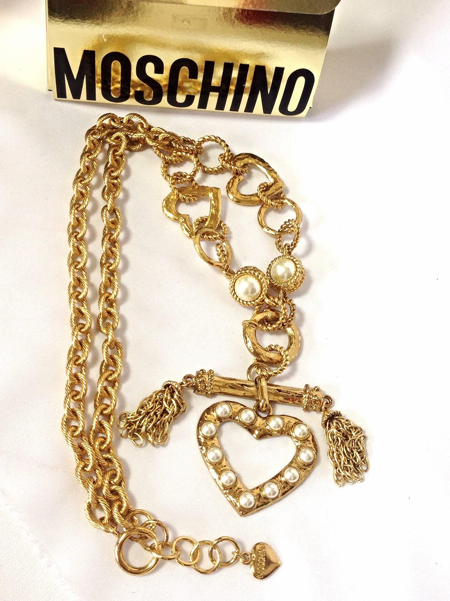Women's MINT. Vintage Moschino thick chain statement necklace with large heart charm For Sale