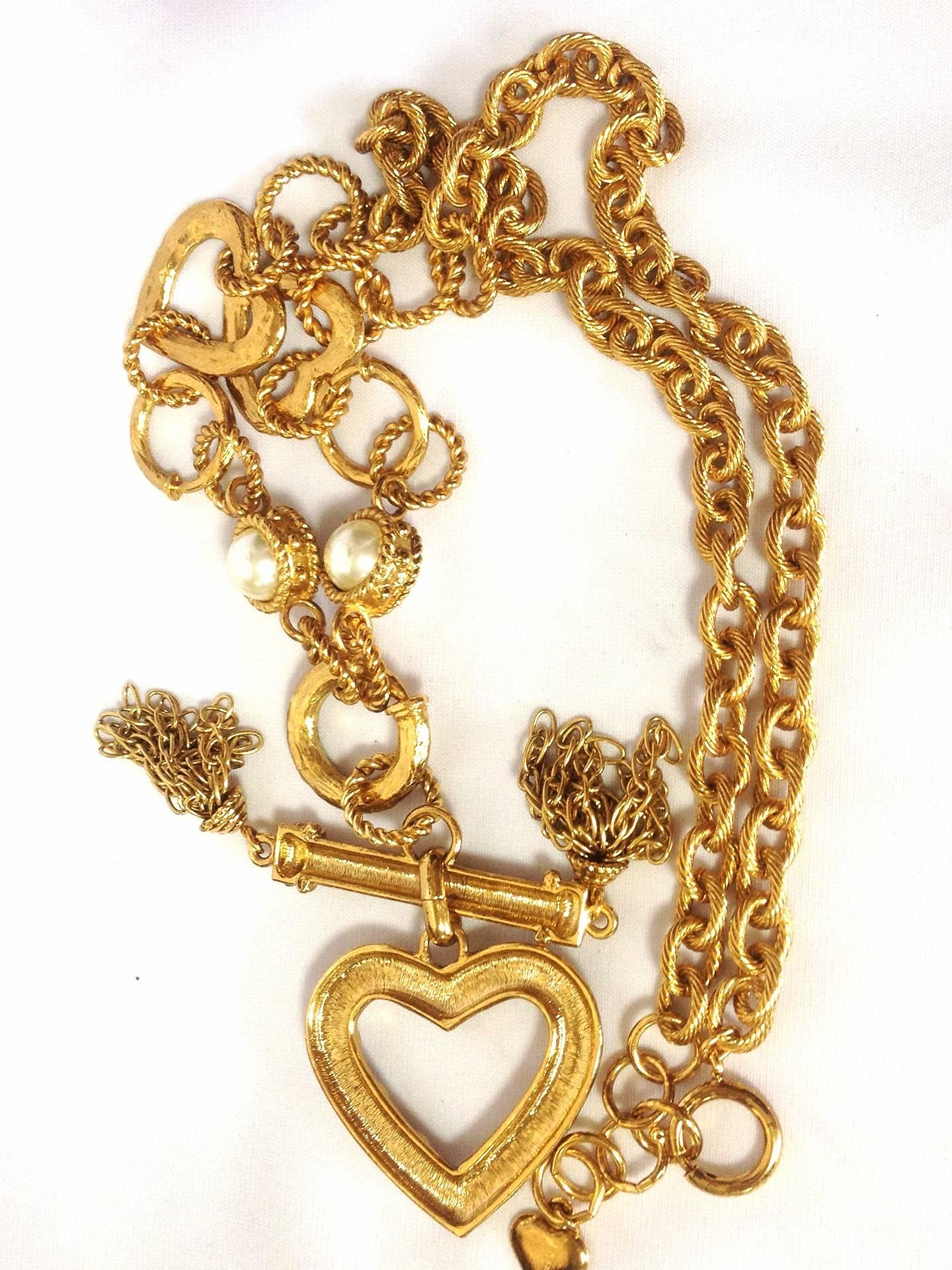 MINT. Vintage Moschino thick chain statement necklace with large heart charm For Sale 4