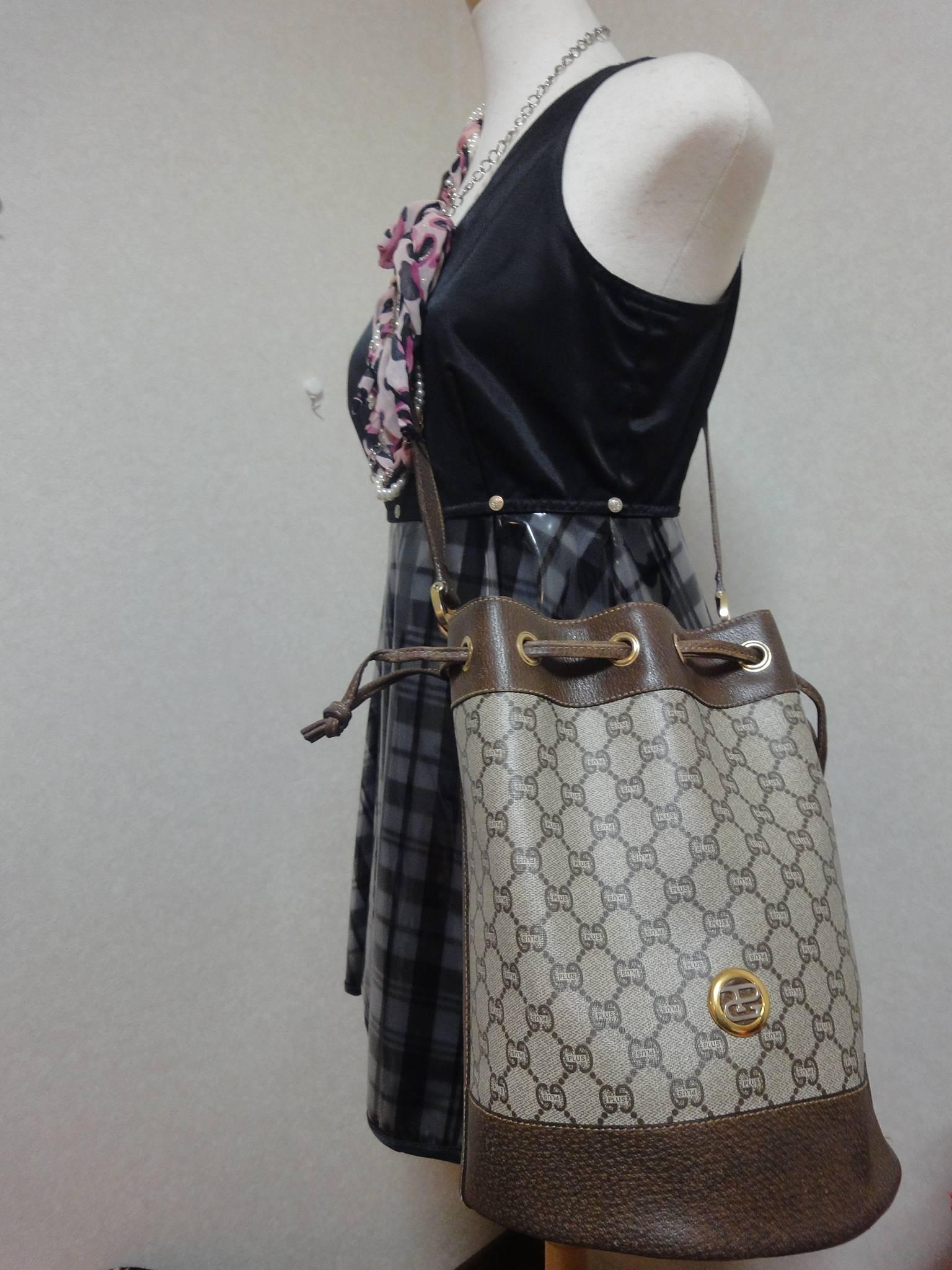 1980s Vintage Gucci Plus monogram and leather hobo bucket purse with drawstrings 2