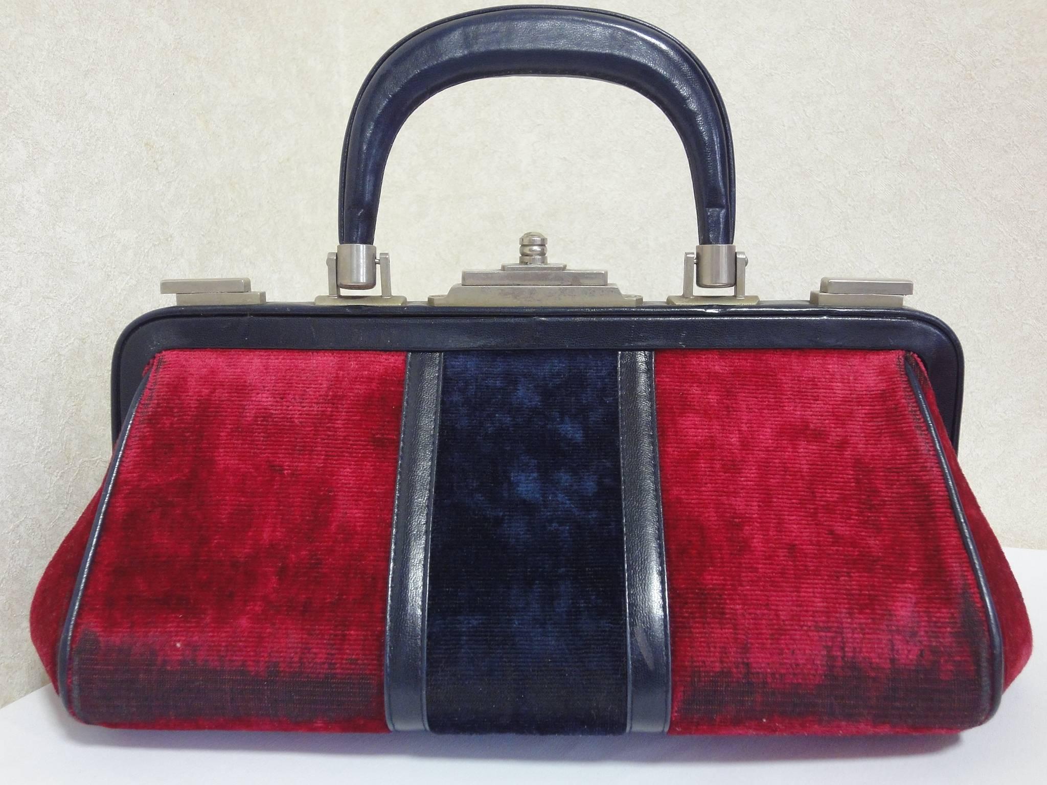 70's, 80's vintage Roberta di Camerino red and navy velvet doctor handbag with gold charm and leather trimming. Treasury bag for collection.

For all Roberta vintage lovers, this purse is the one for you!
Introducing a classic doctor's bag style