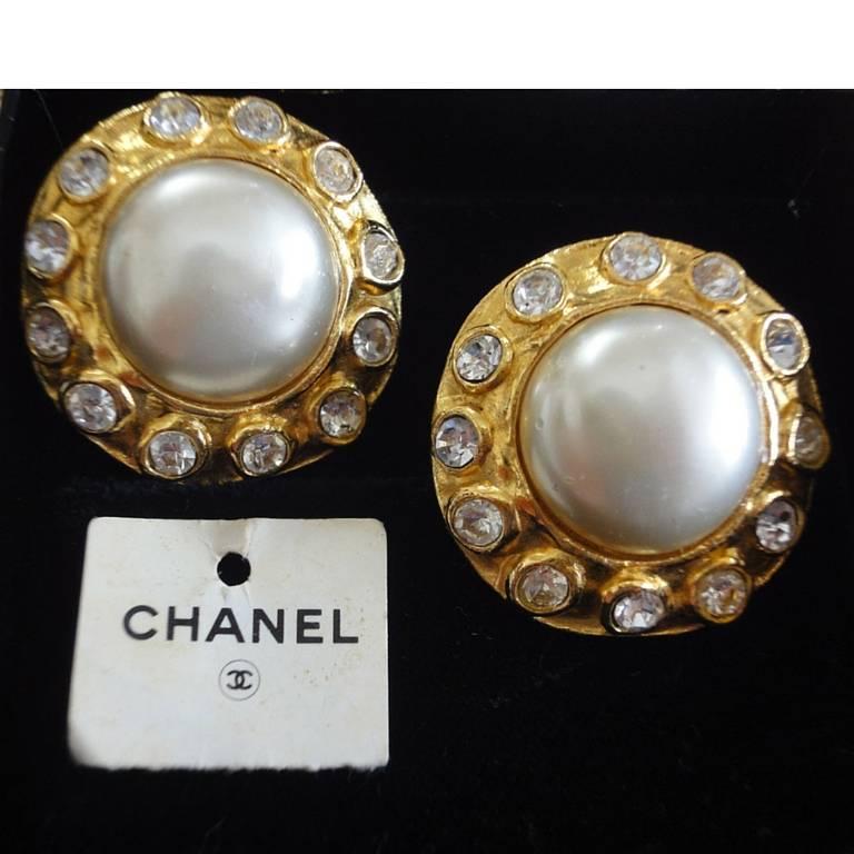 Vintage CHANEL gold tone earrings with faux pearl and rhinestone crystals. Classic jewelry for any occasions. Great vintage gift.

Introducing another vintage earrings from CHANEL approx from the early 90s.
Fun and Chic and Gorgeous CHANEL