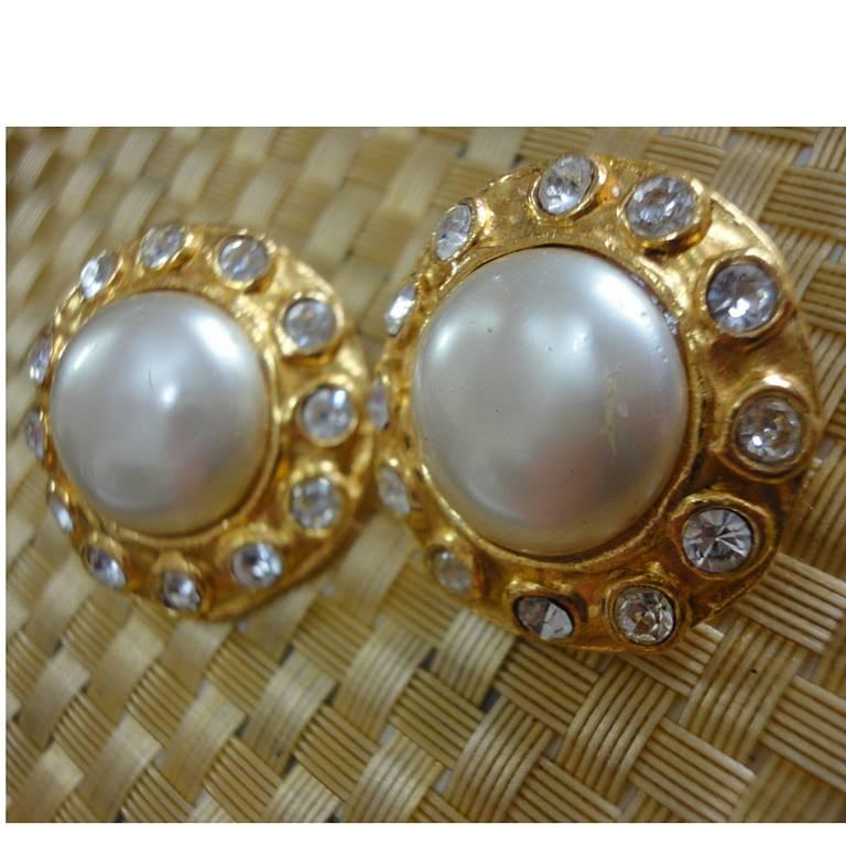 Vintage CHANEL gold tone earrings with faux pearl and rhinestone crystals.  In Good Condition For Sale In Kashiwa, Chiba