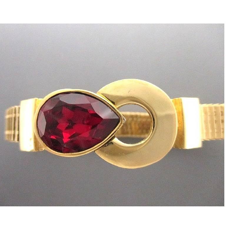 1990s. MINT. Vintage Givenchy golden round and flat chain bracelet with red teardrop shape Swarovski stone. Great gift idea

Introducing a fantastic bangle from GIVENCHY from the 90's....
Vintage golden bracelet with a red Swarovski stone in