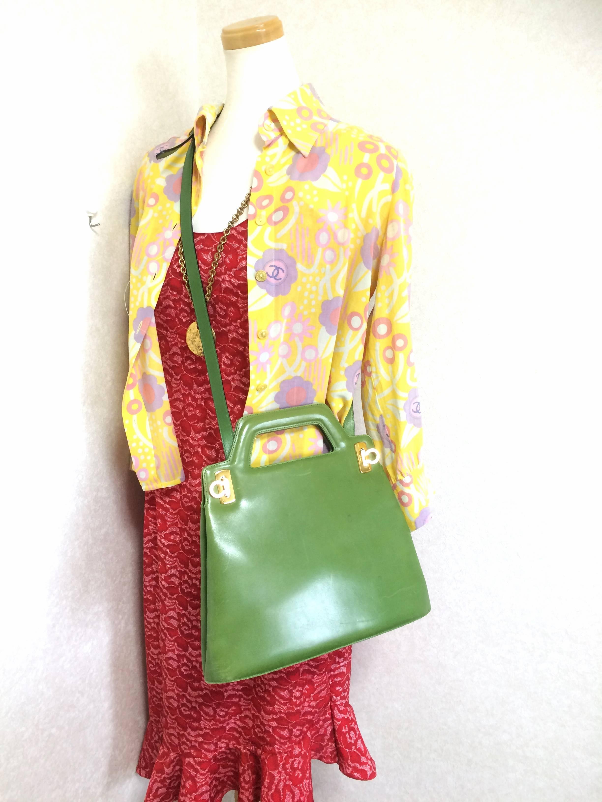 Women's Vintage Salvatore Ferragamo green leather golden gancini trapezoid shape handbag For Sale