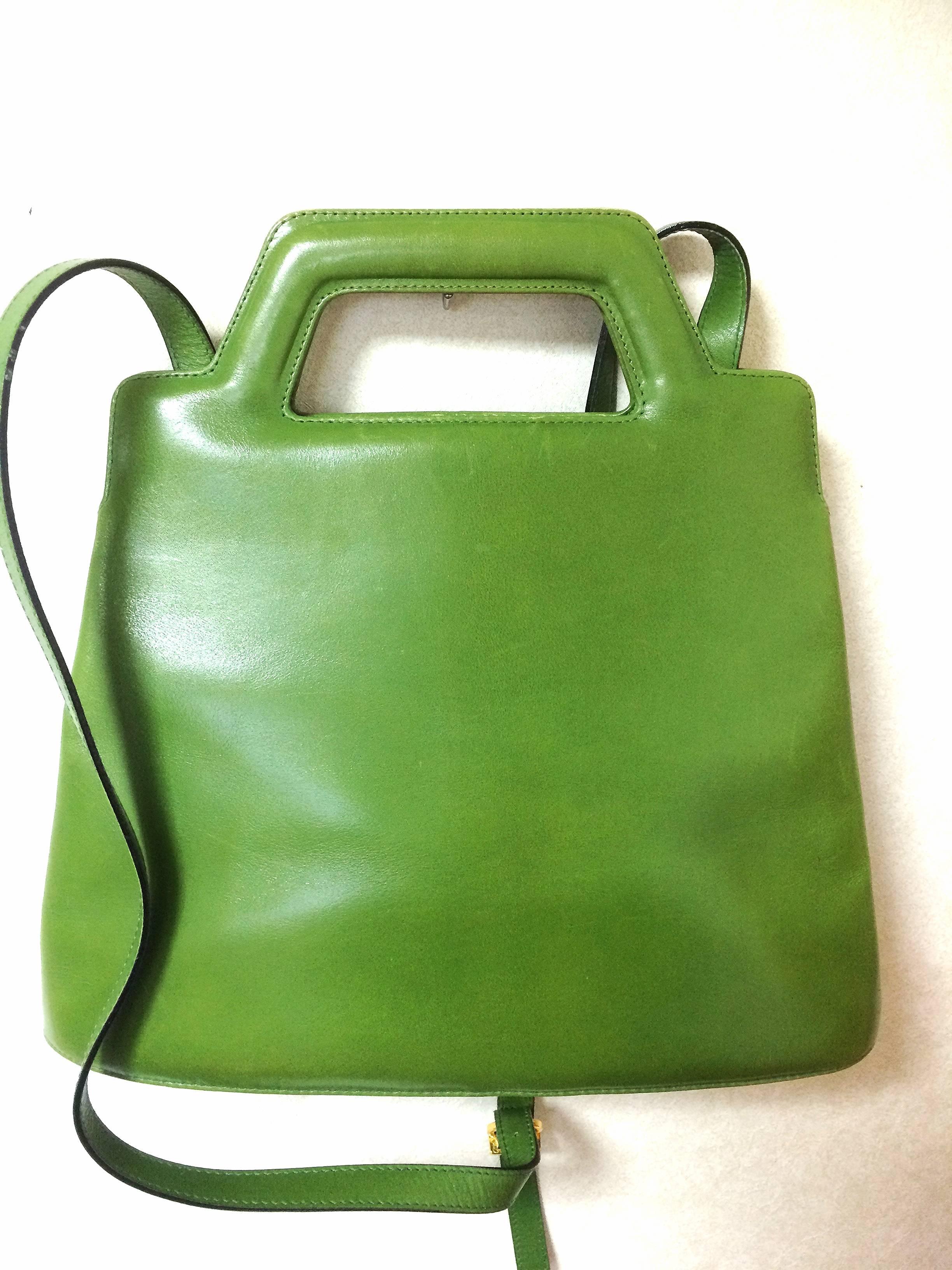 1990s. Vintage Salvatore Ferragamo green leather golden gancini trapezoid shape handbag with shoulder strap.

Here is another fabulous bag from Salvatore Ferragamo back in the 90's gancini collection.
Beautiful green leather purse. 

You can