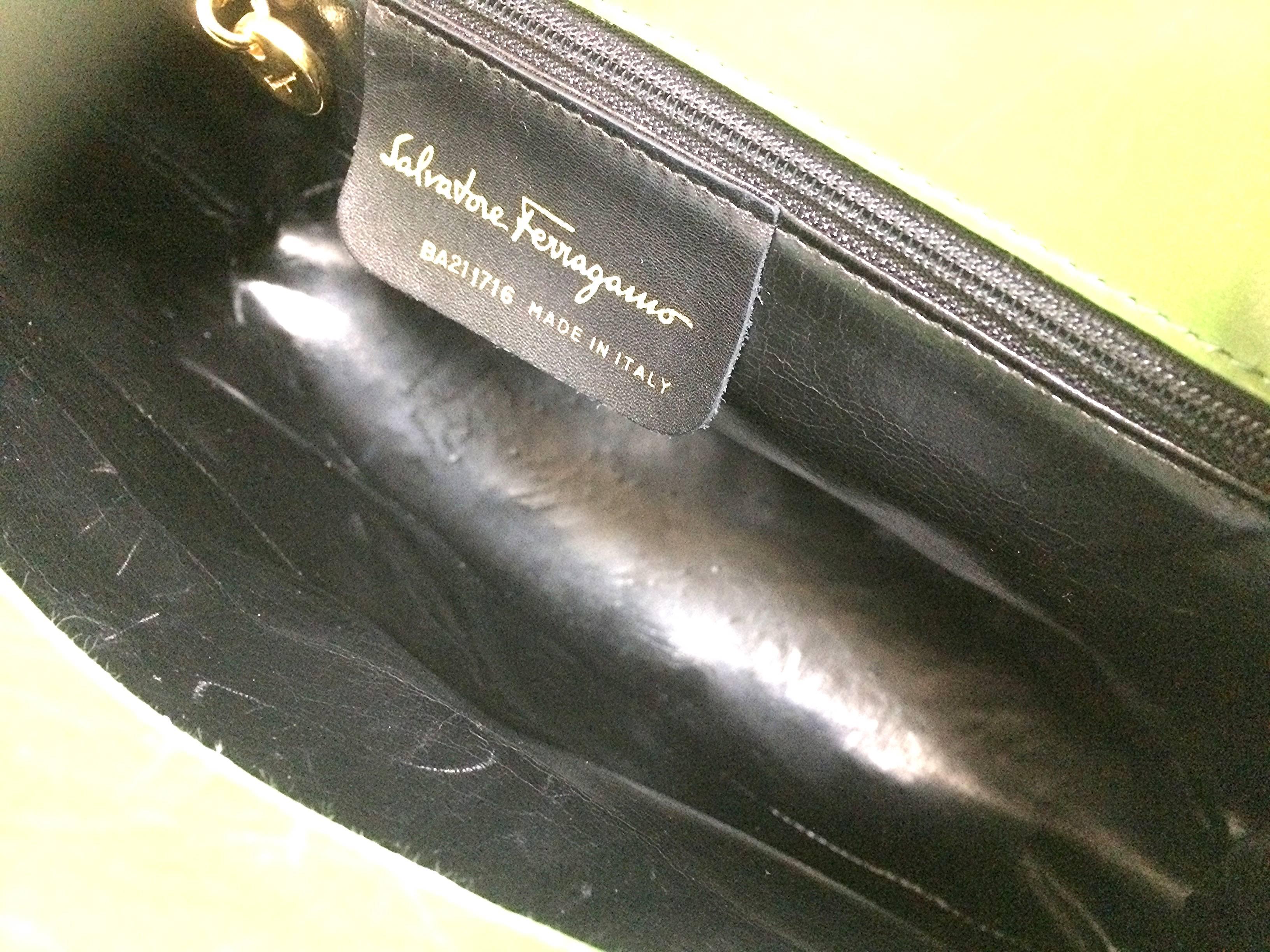 Vintage Salvatore Ferragamo green leather golden gancini trapezoid shape handbag In Good Condition For Sale In Kashiwa, Chiba