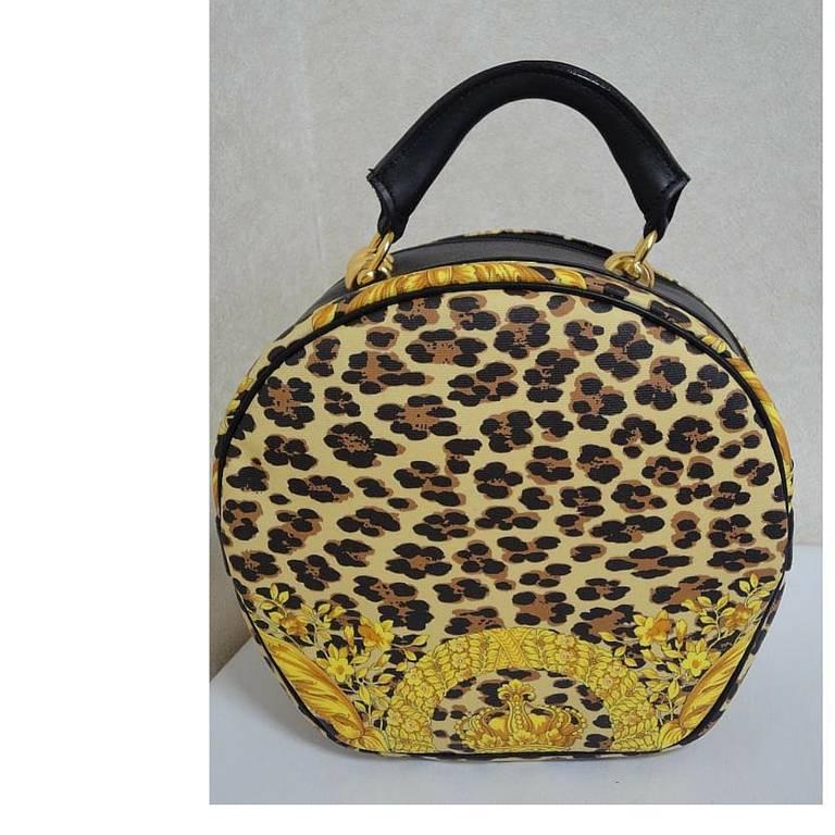 1990s. MINT. Vintage Gianni Versace leopard and gorgeous print vanity bag in round shape with black leather shoulder strap. Lady Gaga Style

Introducing another vintage masterpiece from GIANNI VERSACE, nylon and leather combined round shape vanity