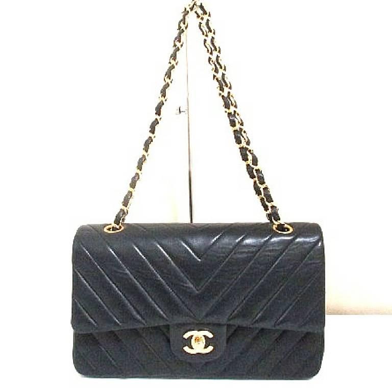 1990s. Vintage CHANEL classic double flap 2.55 chain shoulder bag with chevron stitch. 

Beautiful vintage condition! 
Introducing another vintage piece, a classic lamb leather 2.55 double flap purse with chevron/V stitches from Chanel in the