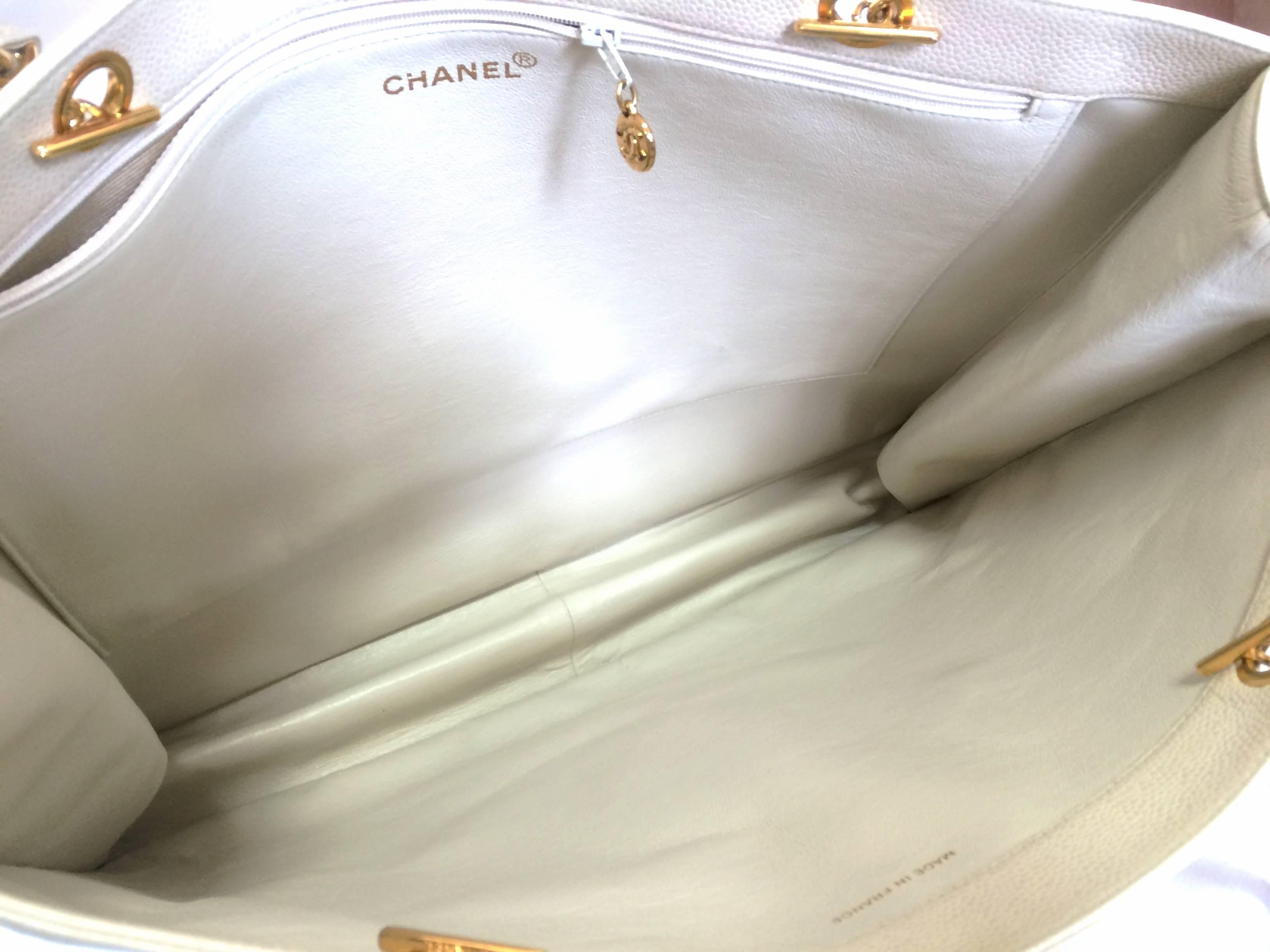 Vintage CHANEL ivory white caviar large tote bag, shopper bag with chains. For Sale 3