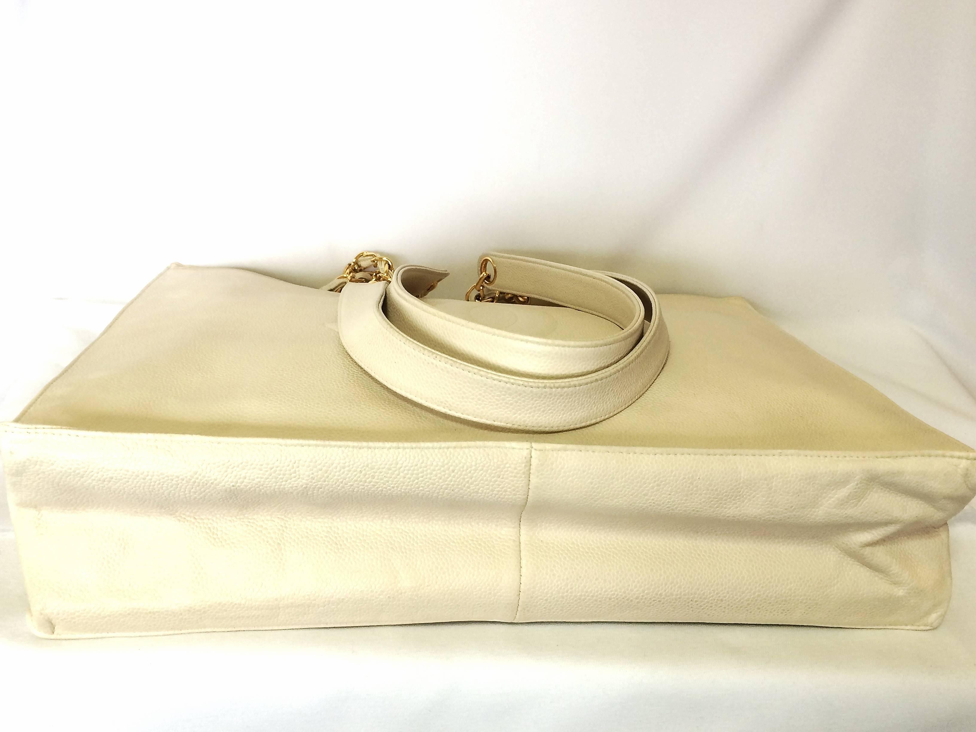 White Vintage CHANEL ivory white caviar large tote bag, shopper bag with chains. For Sale