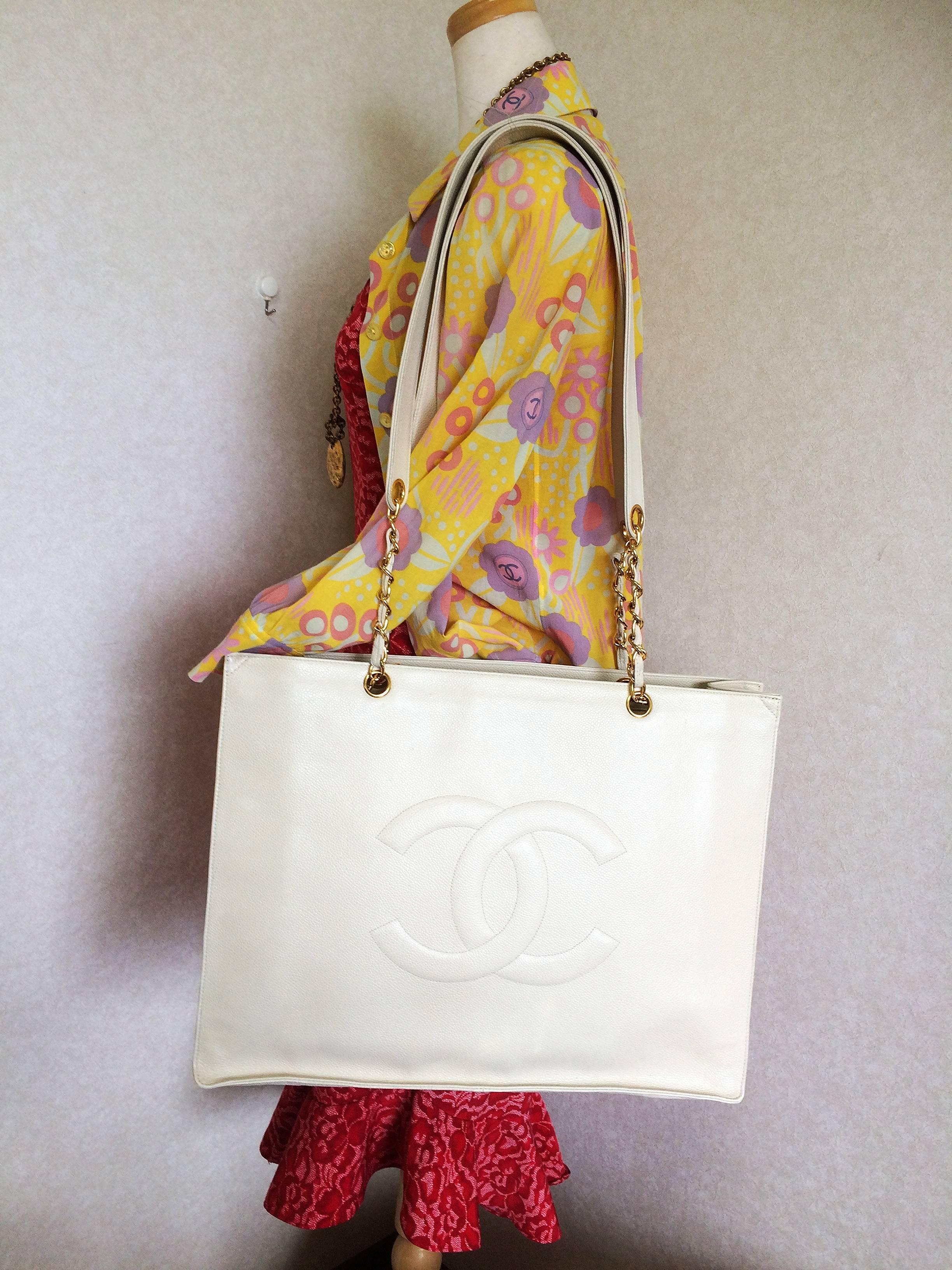 Vintage CHANEL ivory white caviar large tote bag, shopper bag with chains. For Sale 4
