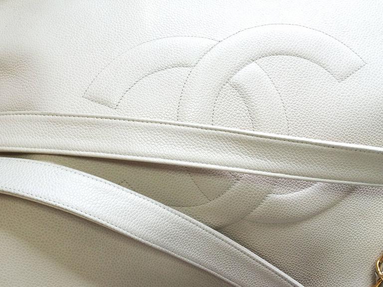 Vintage CHANEL ivory white caviar large tote bag, shopper bag with chains.  For Sale at 1stDibs