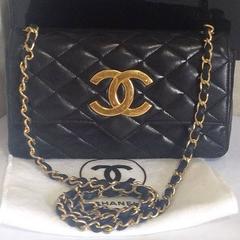 80's vintage CHANEL black lambskin shoulder bag with golden large CC closure
