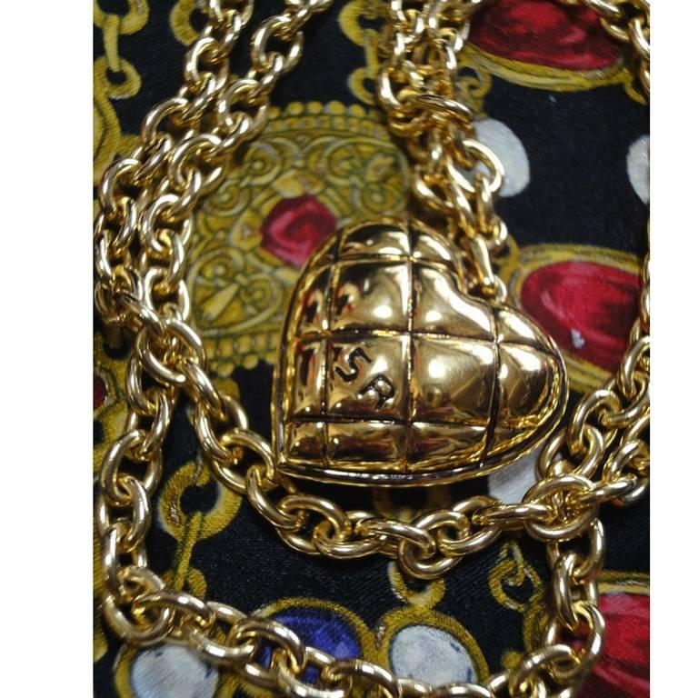 1990s. Vintage Sonia Rykiel golden quilted heart shape long chain necklace. Perfect vintage jewelry from SR

This is a vintage long necklace from SONIA RYKIEL back in the early 90s.
Featuring a large quilted heart shape pendant top and Sonia