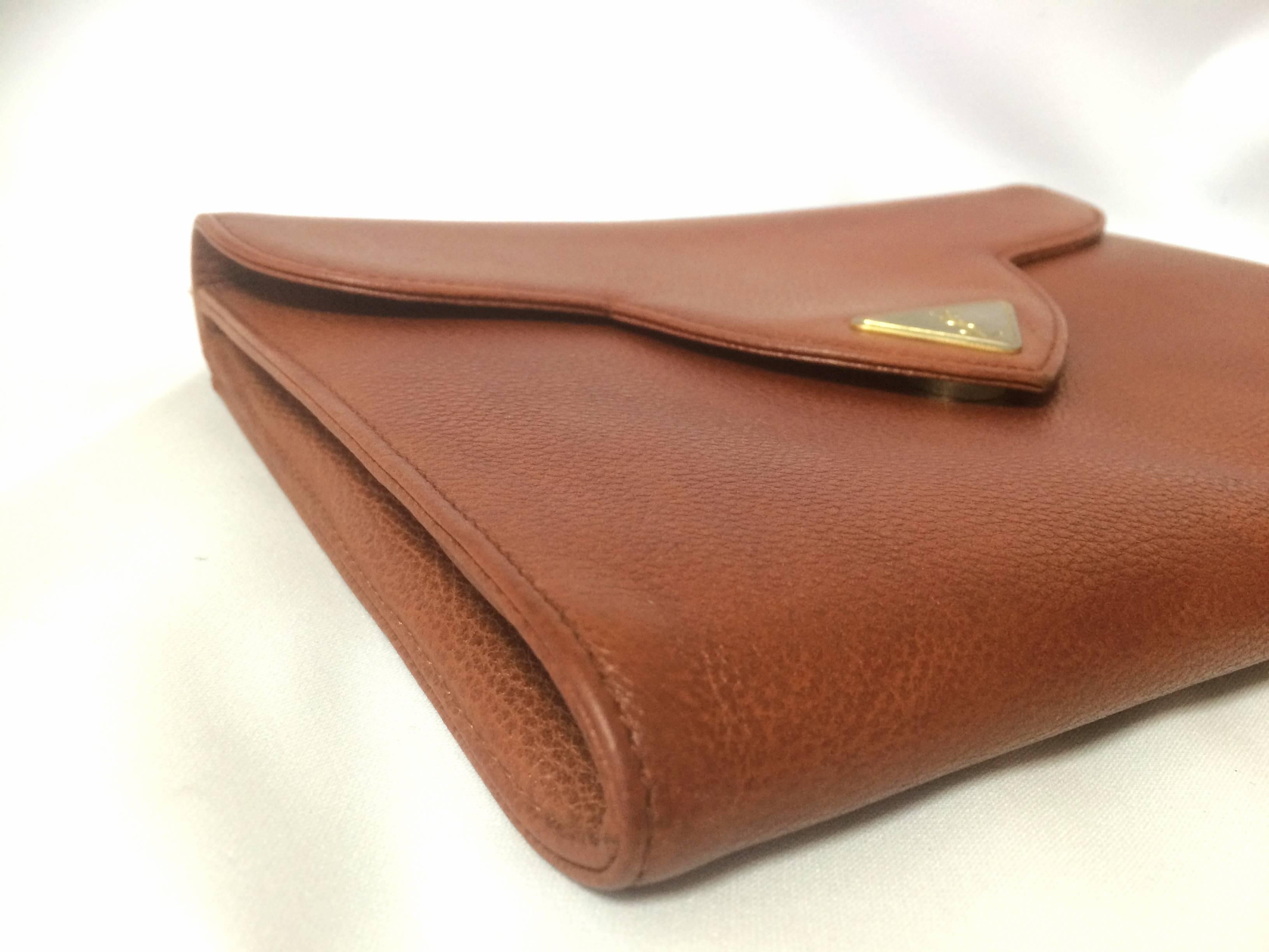 Vintage Yves Saint Laurent genuine brown leather clutch purse with beak tip flap In Good Condition In Kashiwa, Chiba