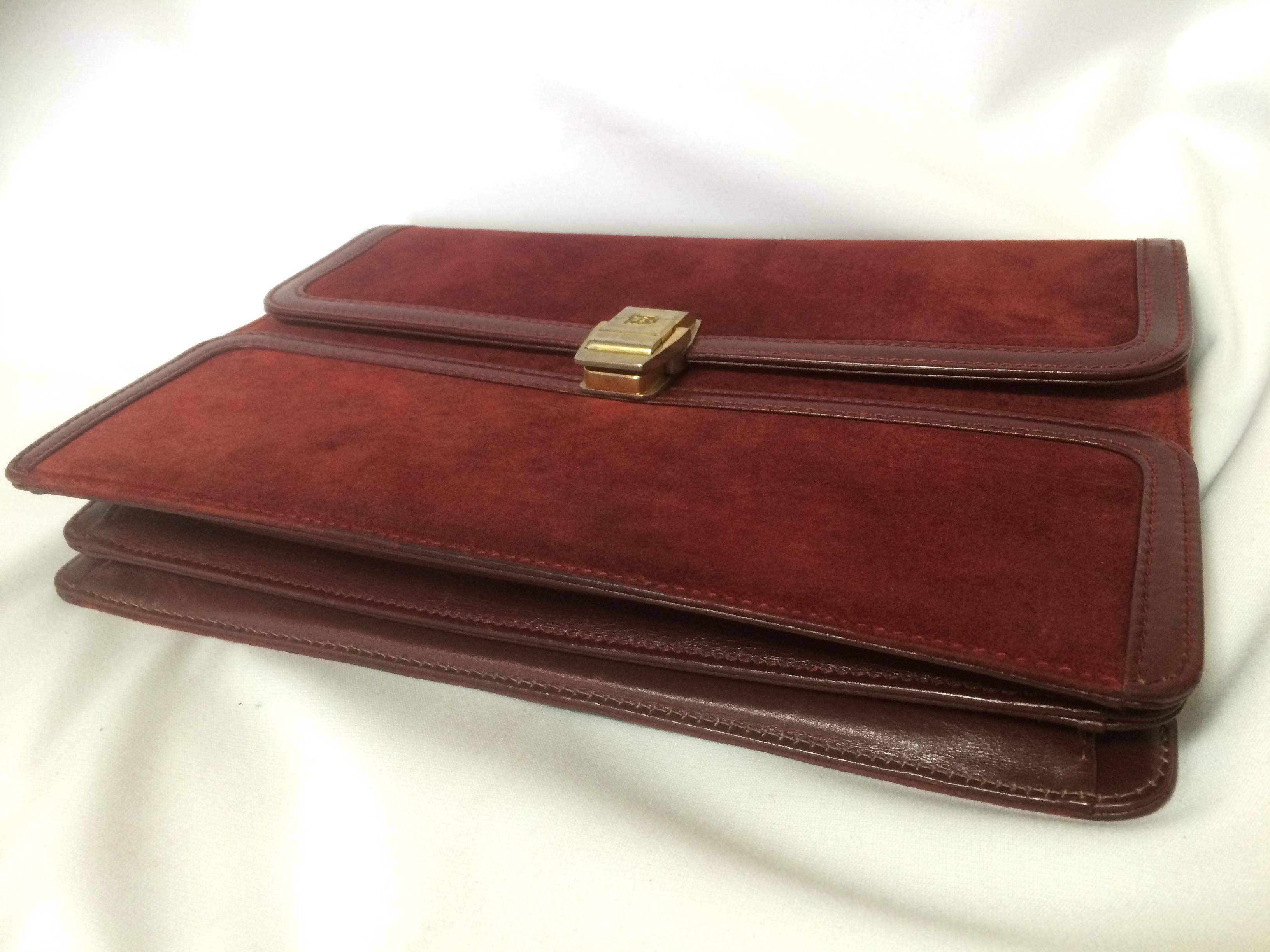 Vintage BALLY genuine wine suede leather clutch bag, mini purse with golden logo In Good Condition For Sale In Kashiwa, Chiba