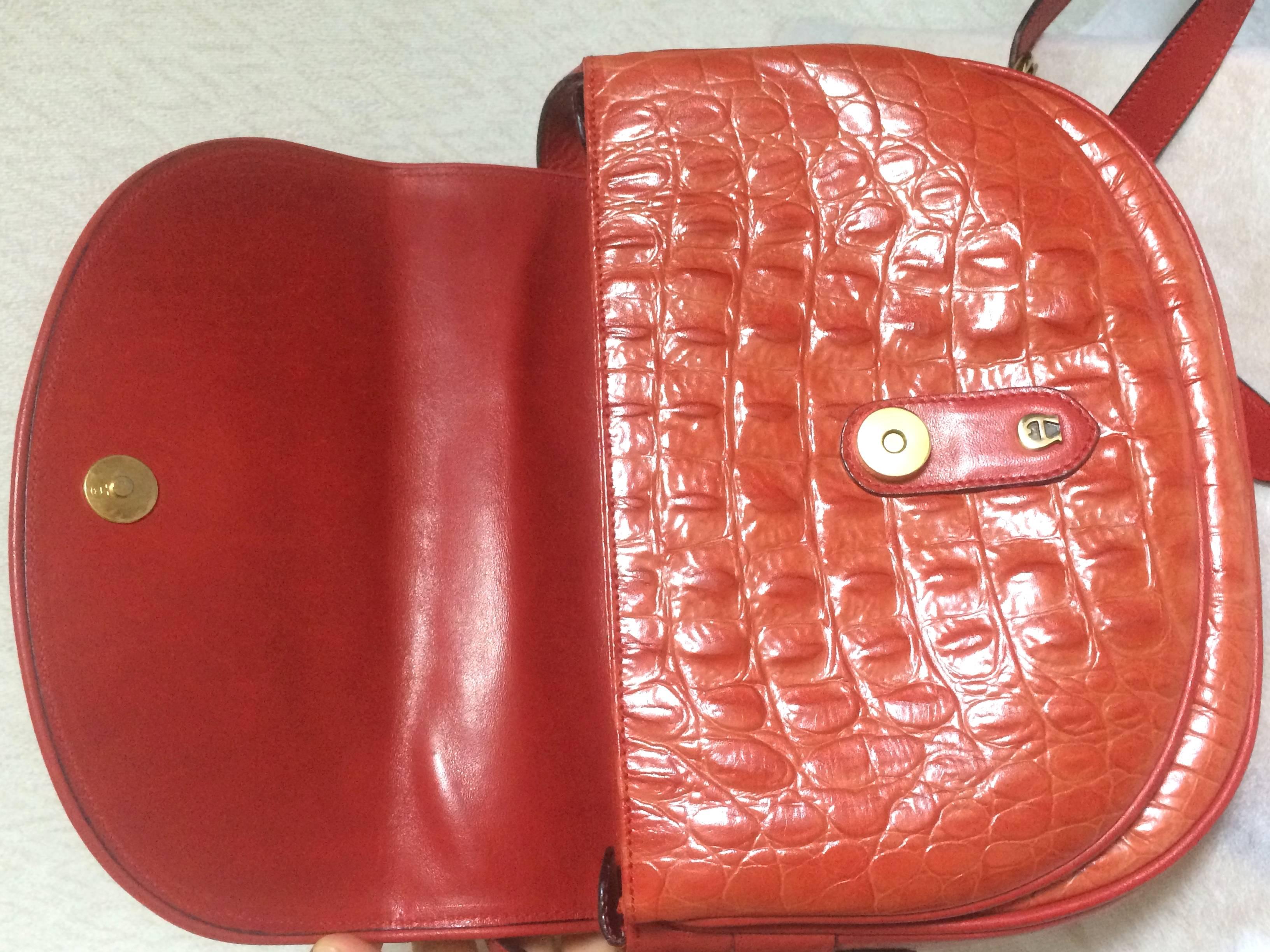 Orange Vintage Etienne Aigner alligator embossed leather shoulder purse. Stunning color For Sale