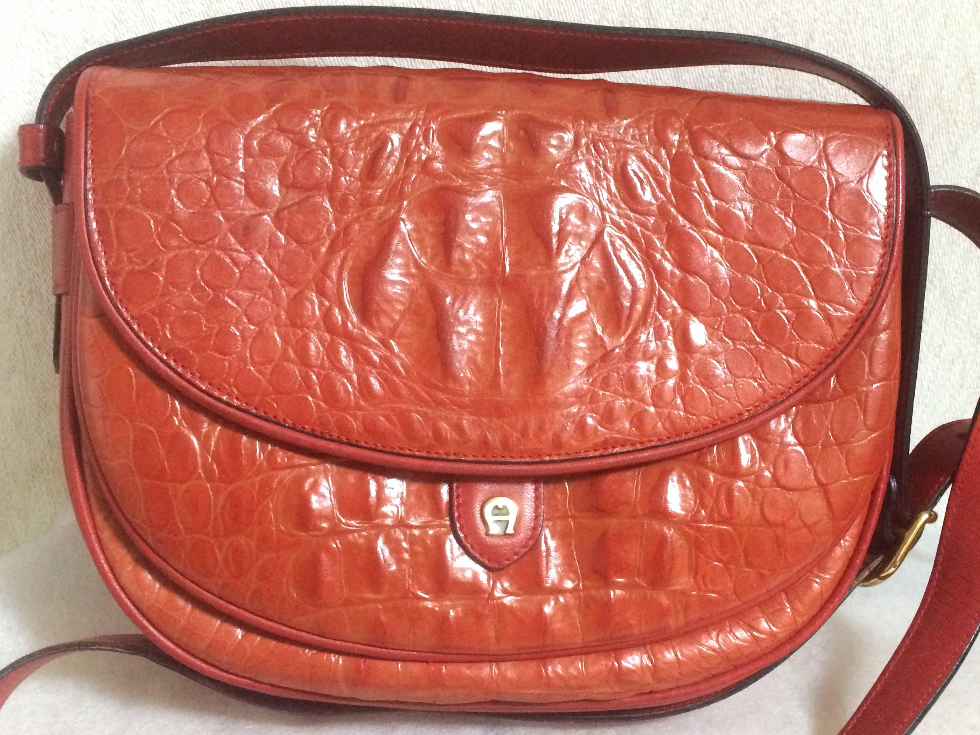 Vintage Etienne Aigner alligator embossed leather shoulder purse. Stunning color For Sale 1
