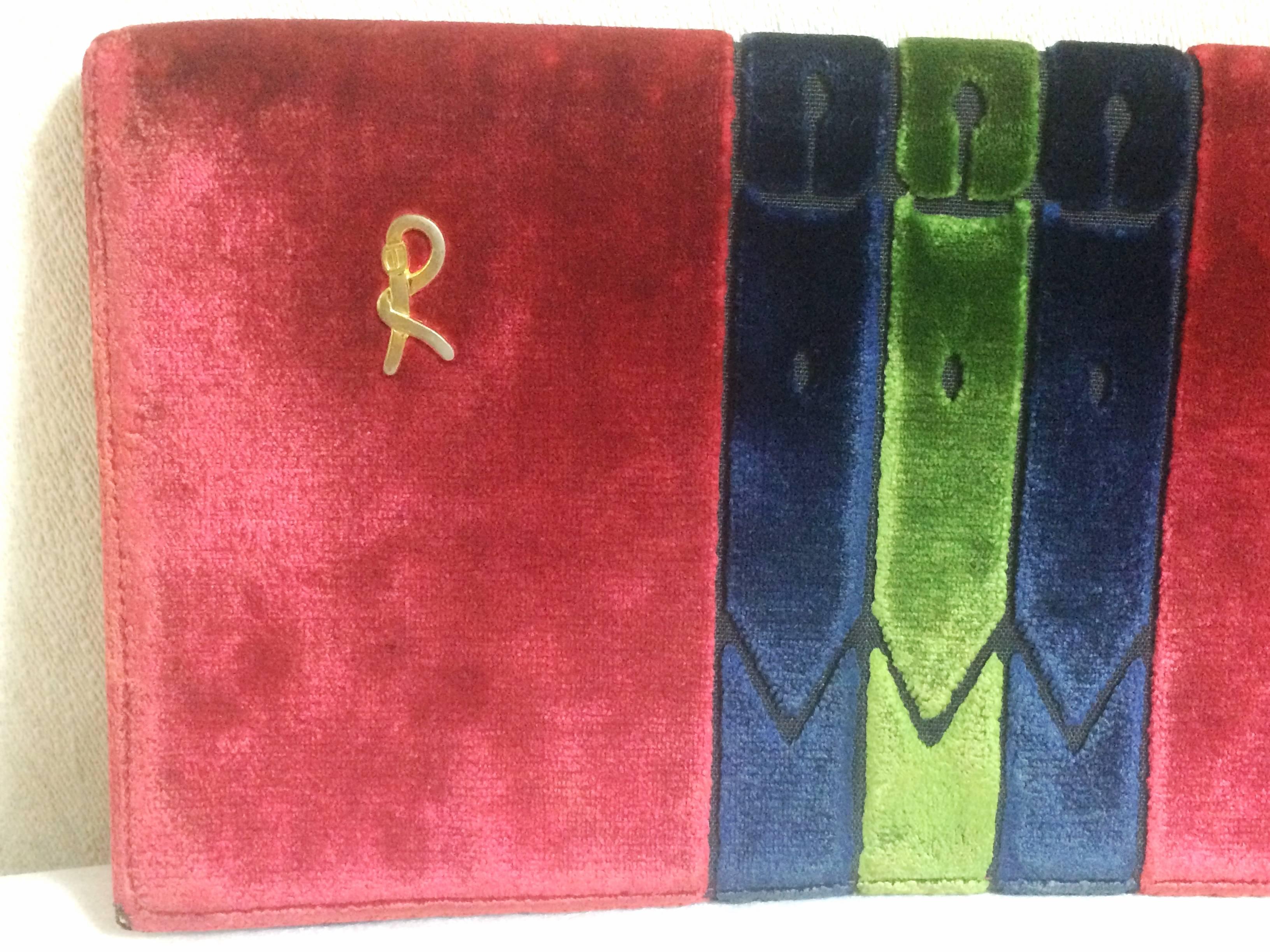 1980s. Vintage Roberta di Camerino velvet, chenille clutch with Iconic red, navy and green colors and golden R logo motif.

For all Roberta vintage lovers, this clutch is the one for you!

Very chic and cute! 
You wil love its iconic color