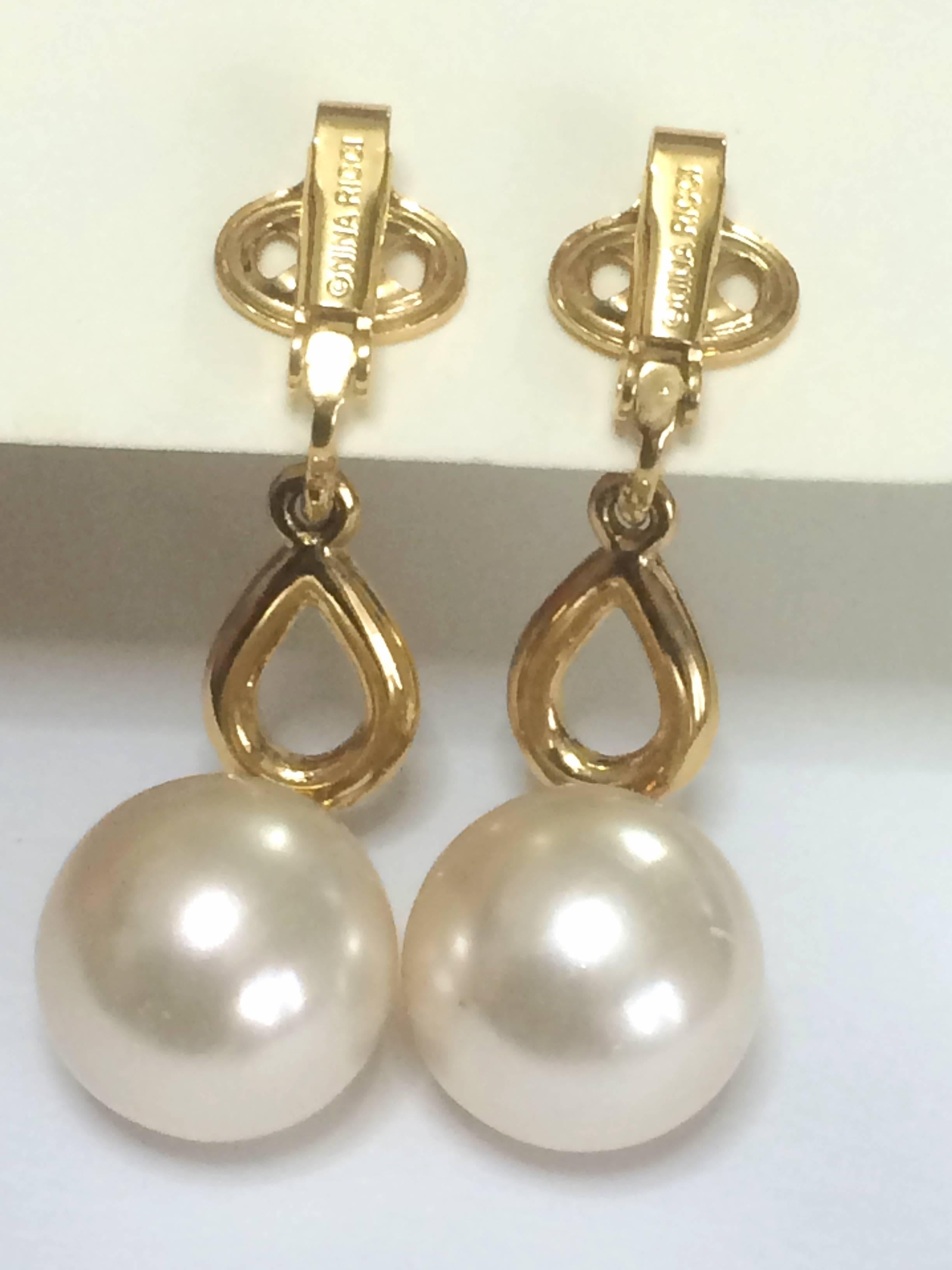 Vintage Nina Ricci white faux pearl and crystal stone teardrop dangling earrings In Excellent Condition In Kashiwa, Chiba