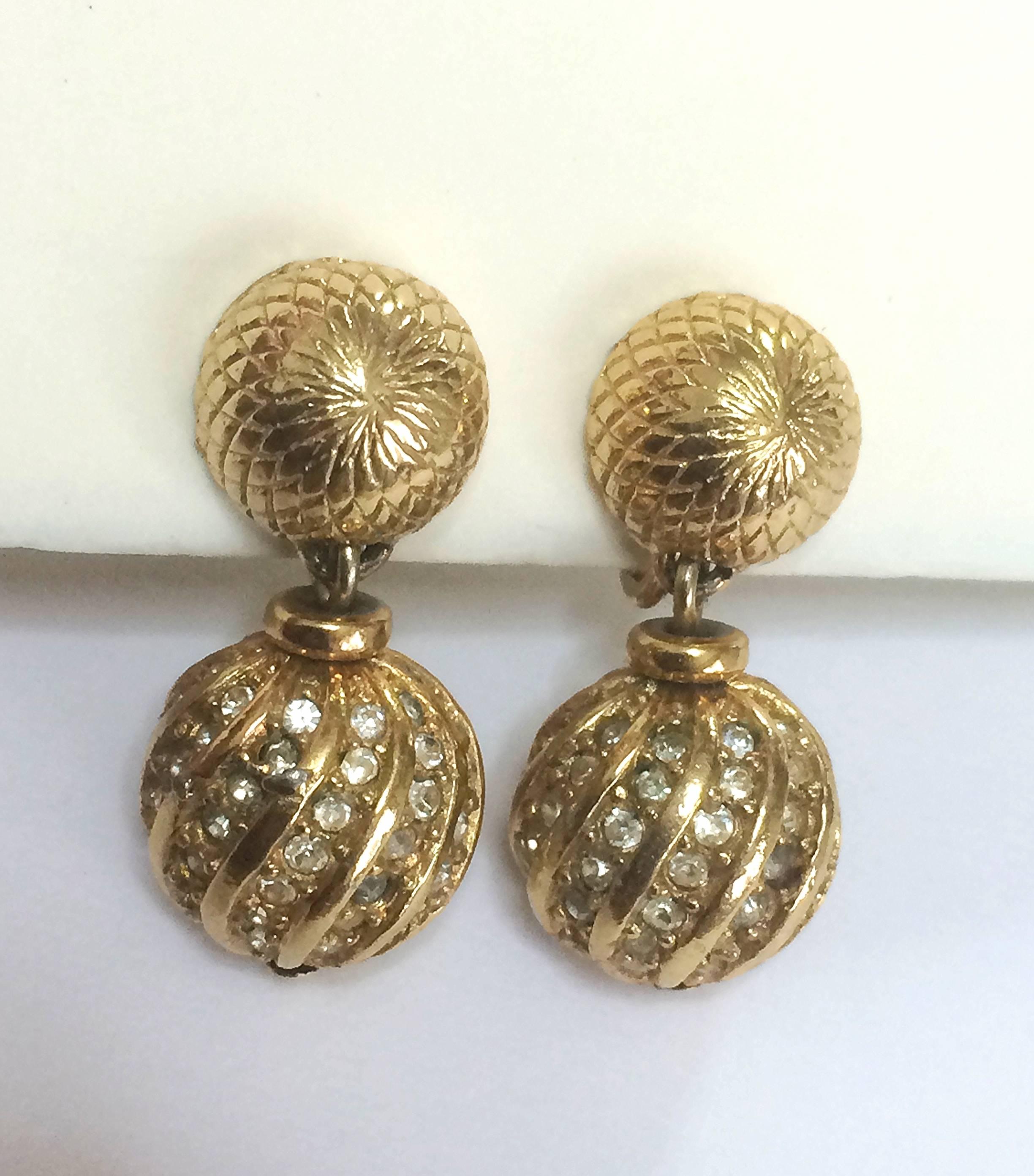 Vintage Christian Dior golden ball charm dangling earrings, rhinestone crystals In Good Condition For Sale In Kashiwa, Chiba