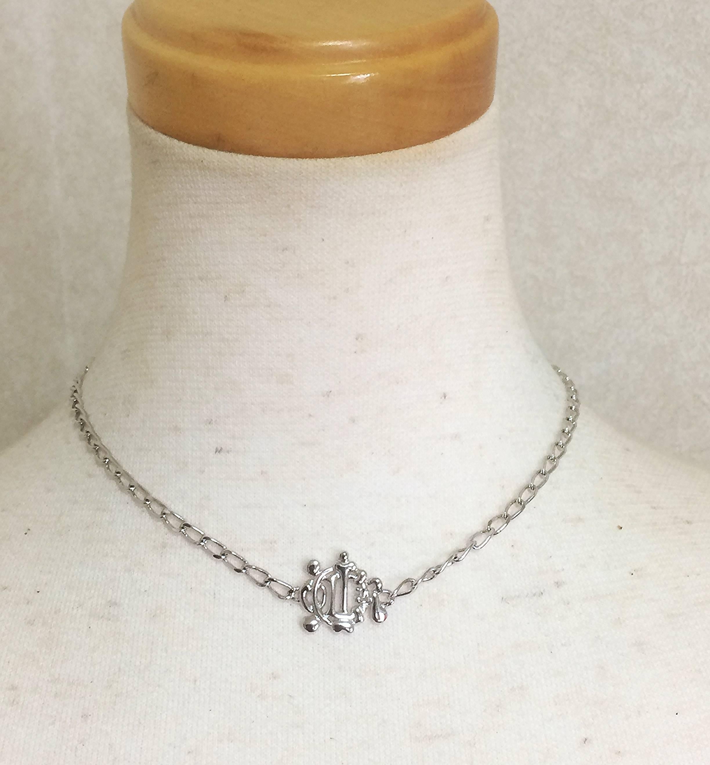 1990s. MINT. Vintage Christian Dior silver tone chain necklace with logo motif design pendant top. Perfect Dior vintage jewelry gift.

MINT, excellent vintage condition like NEW.
Don't miss.

This is a vintage silver tone chain necklace with