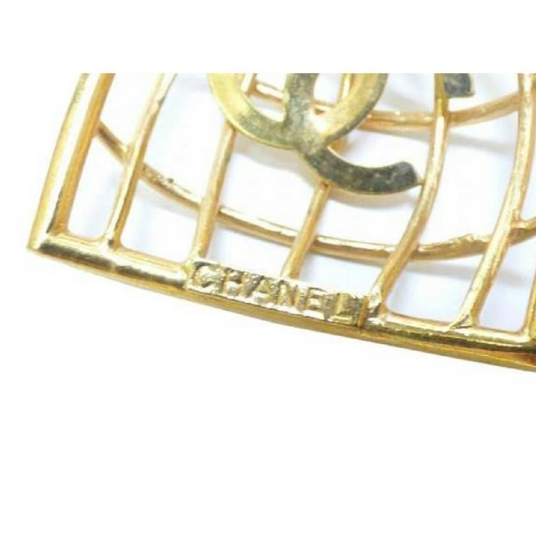 Vintage CHANEL gold tone bird cage design dangle earrings with CC mark.Rare  In Good Condition For Sale In Kashiwa, Chiba
