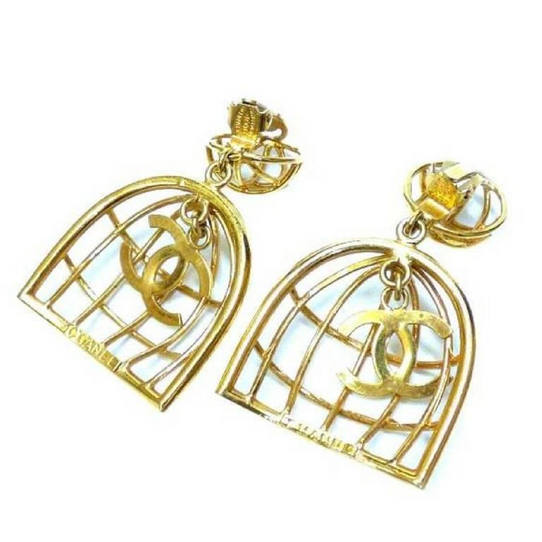 1990s. Vintage CHANEL gold tone bird cage design dangle earrings with CC mark.Rare and one-of-a-kind vintage jewelry for collection.

Introducing one-of-a-kind vintage CHANEL earrings, golden dangling  earrings in bird cage design with golden CC