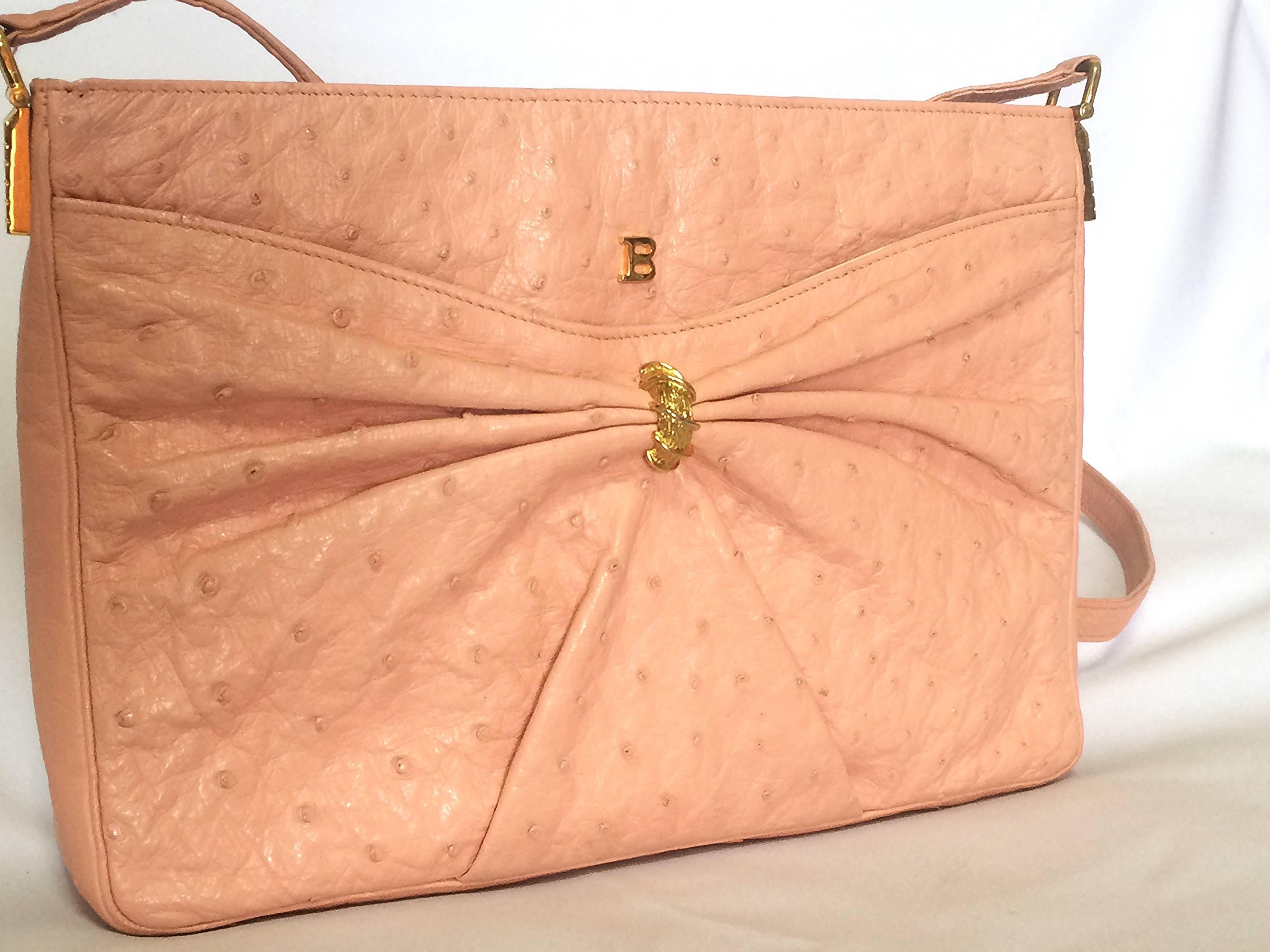 1980s. Vintage BALLY genuine milky pink ostrich leather shoulder bag with B logo motif and gathered design at front. Rare masterpiece.

This is a vintage Bally genuine ostrich leather shoulder bag in the 80s, made in Italy.
Beautiful milky pink