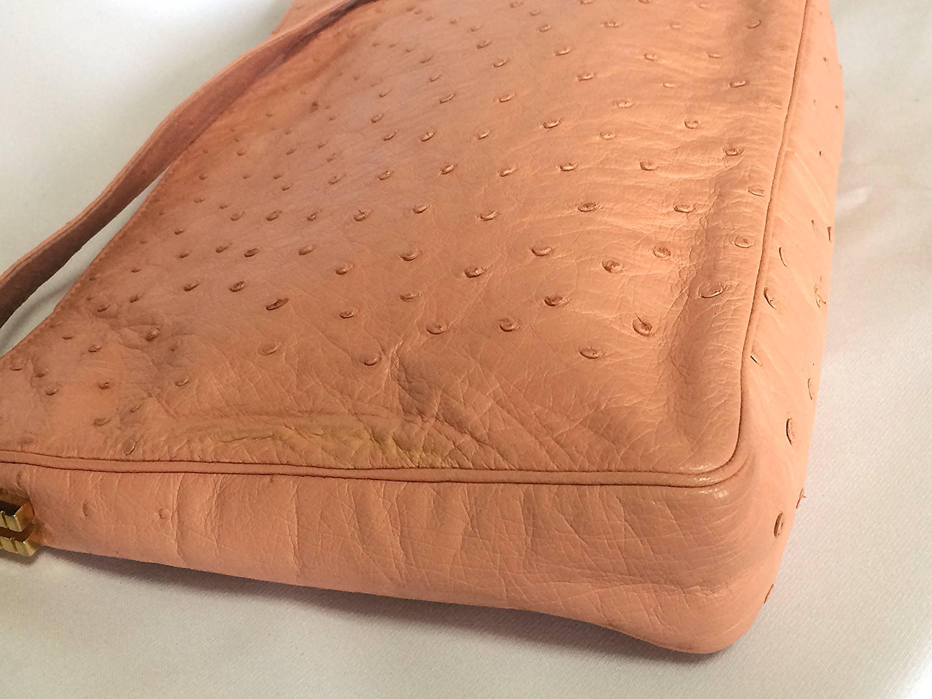 Vintage BALLY genuine milky pink ostrich leather shoulder bag with B logo motif  In Good Condition For Sale In Kashiwa, Chiba