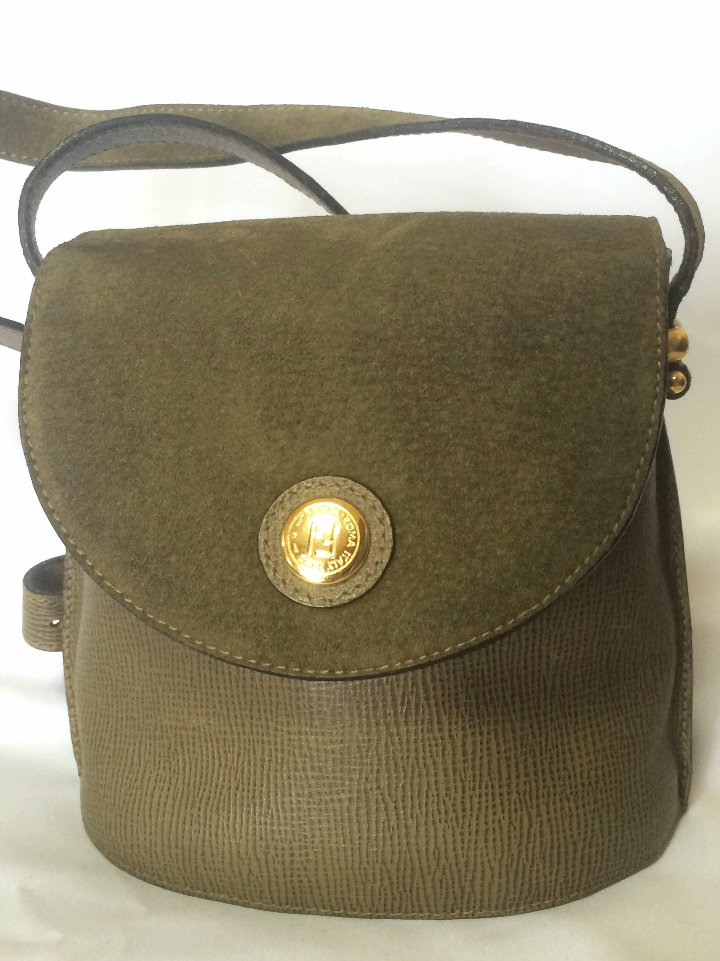 1990s.Vintage FENDI khaki green grained and pigskin suede leather combination mini shoulder bag with golden round logo at front.

 Introducing another vintage leather bag from FENDI back in the 90's.

Beautiful olive green leather combination